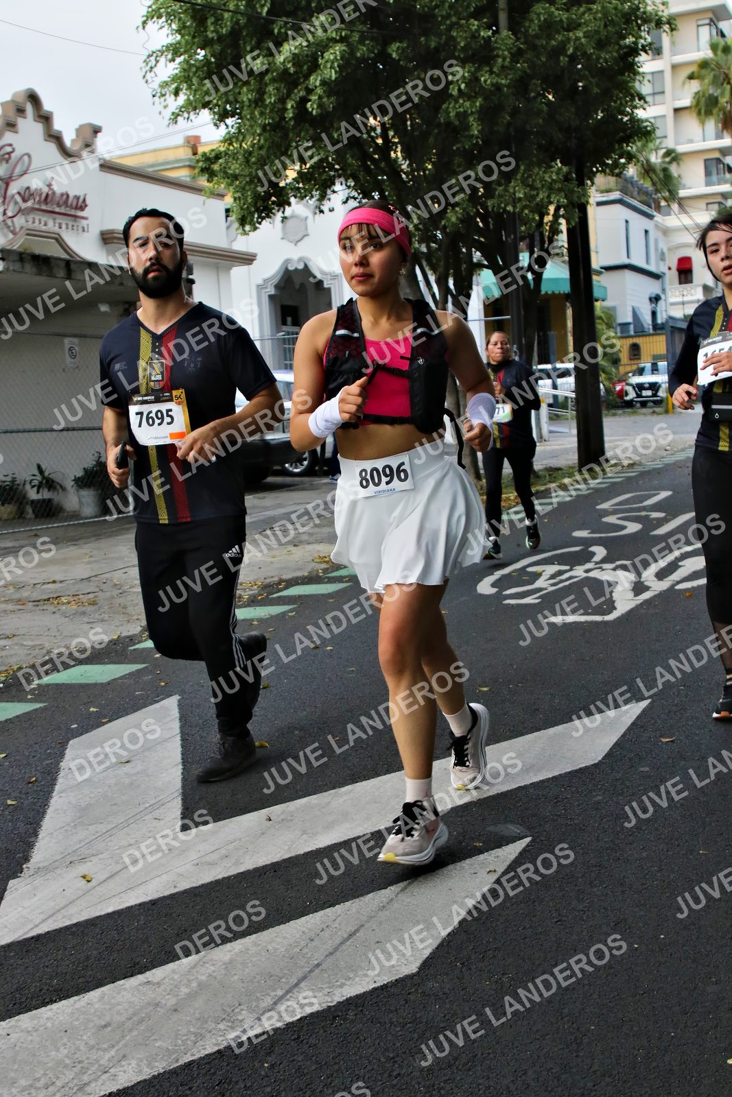 Foto de la X Carrera Leones Negros Red Cola 2026 en Rectoría General de la UdeG, Av. Juárez 976 (meta en Av. Enrique Díaz de León y Pedro Moreno), Guadalajara a las 05:12 · dorsal 8096, 7695, 71