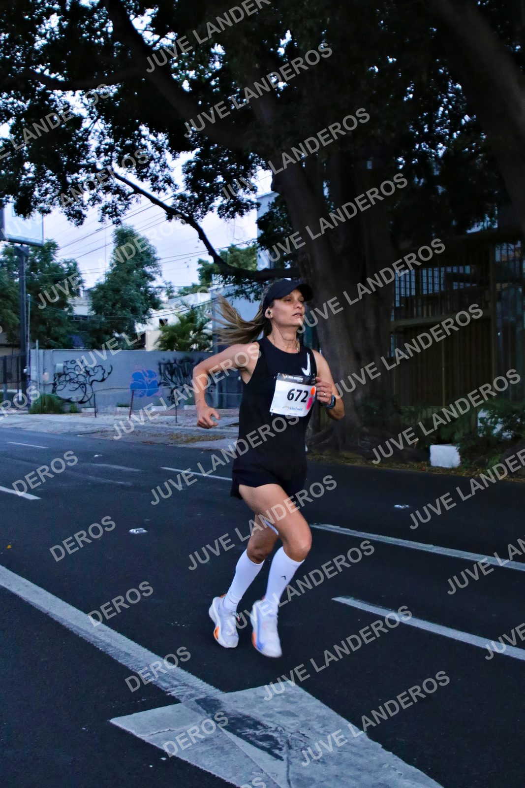 Foto de la X Carrera Leones Negros Red Cola 2026 en Rectoría General de la UdeG, Av. Juárez 976 (meta en Av. Enrique Díaz de León y Pedro Moreno), Guadalajara a las 04:51 · dorsal 672