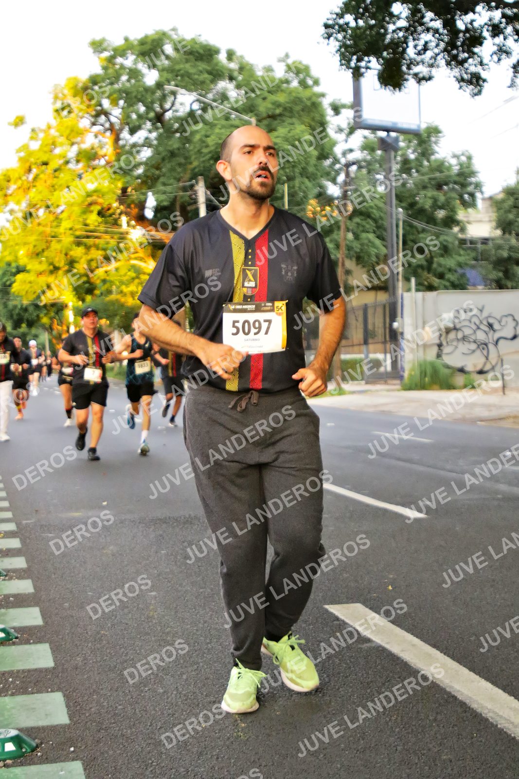 Foto de la X Carrera Leones Negros Red Cola 2026 en Rectoría General de la UdeG, Av. Juárez 976 (meta en Av. Enrique Díaz de León y Pedro Moreno), Guadalajara a las 05:01 · dorsal 5097, 1833