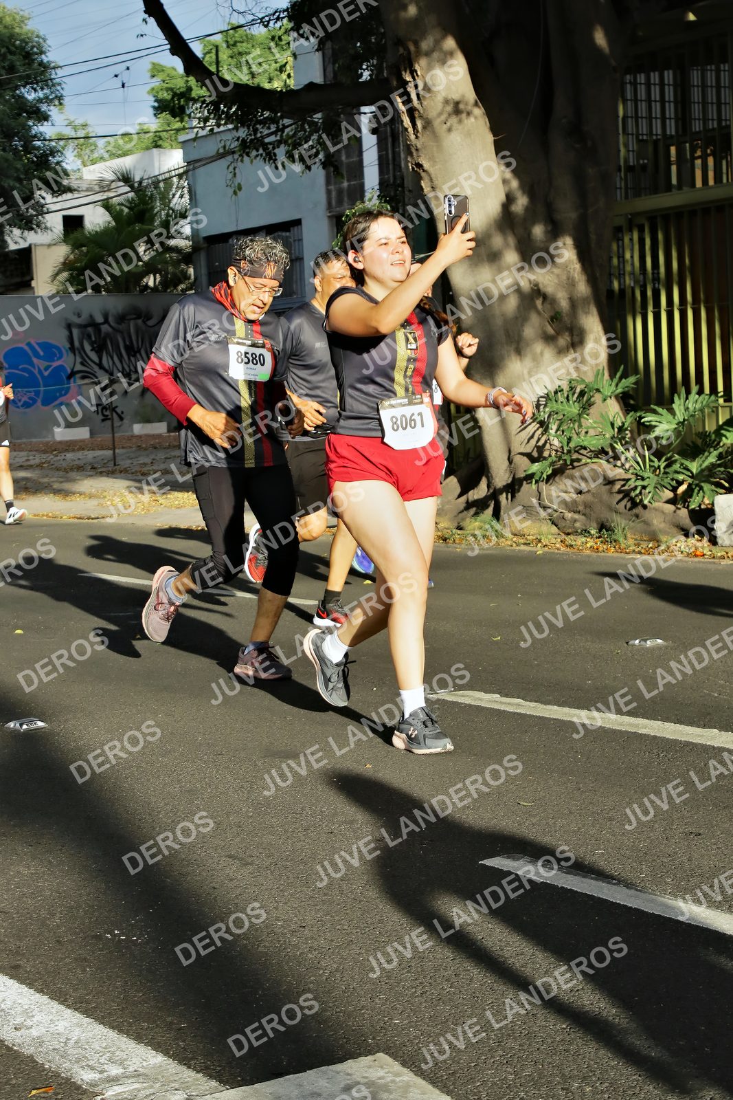 Foto de la X Carrera Leones Negros Red Cola 2026 en Rectoría General de la UdeG, Av. Juárez 976 (meta en Av. Enrique Díaz de León y Pedro Moreno), Guadalajara a las 07:50 · dorsal 8061, 8580