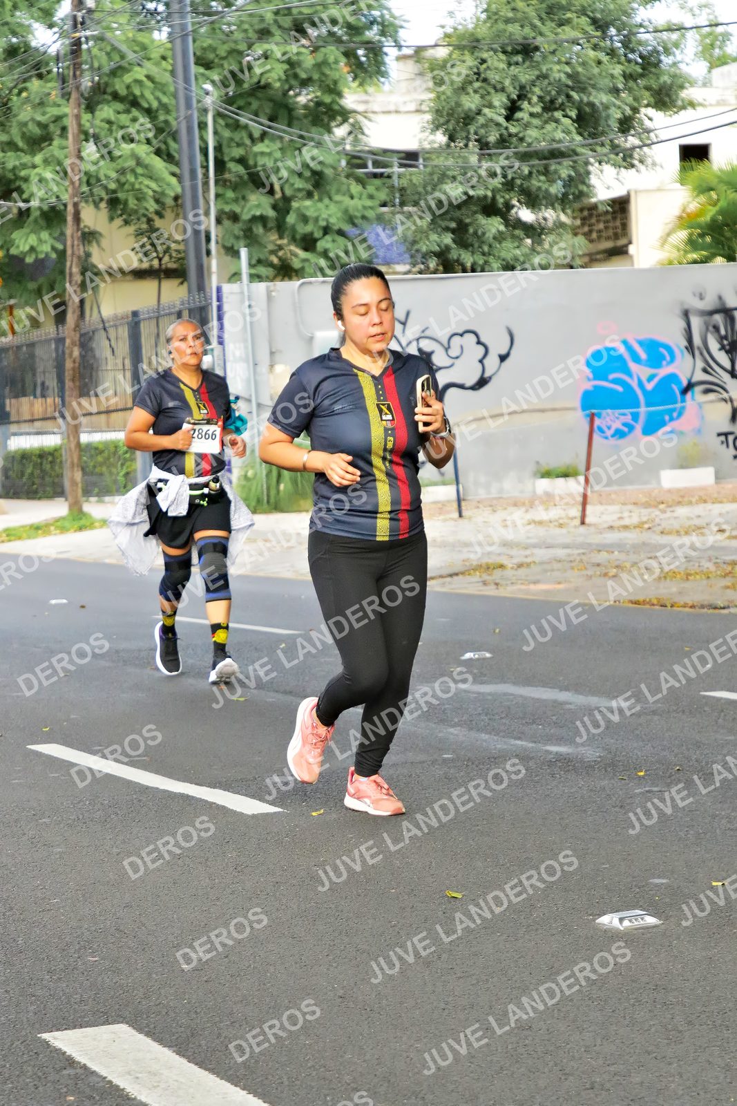 Foto de la X Carrera Leones Negros Red Cola 2026 en Rectoría General de la UdeG, Av. Juárez 976 (meta en Av. Enrique Díaz de León y Pedro Moreno), Guadalajara a las 08:15 · dorsal 2866