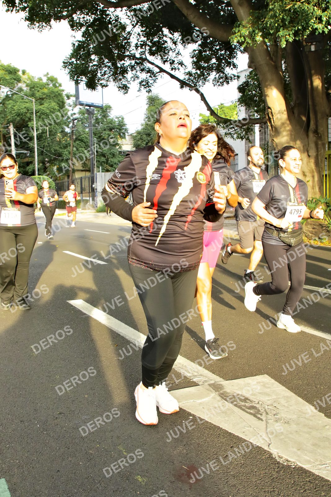 Foto de la X Carrera Leones Negros Red Cola 2026 en Rectoría General de la UdeG, Av. Juárez 976 (meta en Av. Enrique Díaz de León y Pedro Moreno), Guadalajara a las 07:33 · dorsal 4795