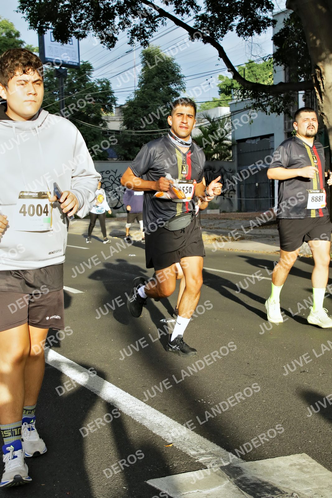 Foto de la X Carrera Leones Negros Red Cola 2026 en Rectoría General de la UdeG, Av. Juárez 976 (meta en Av. Enrique Díaz de León y Pedro Moreno), Guadalajara a las 07:44 · dorsal 4004, 8881, 550
