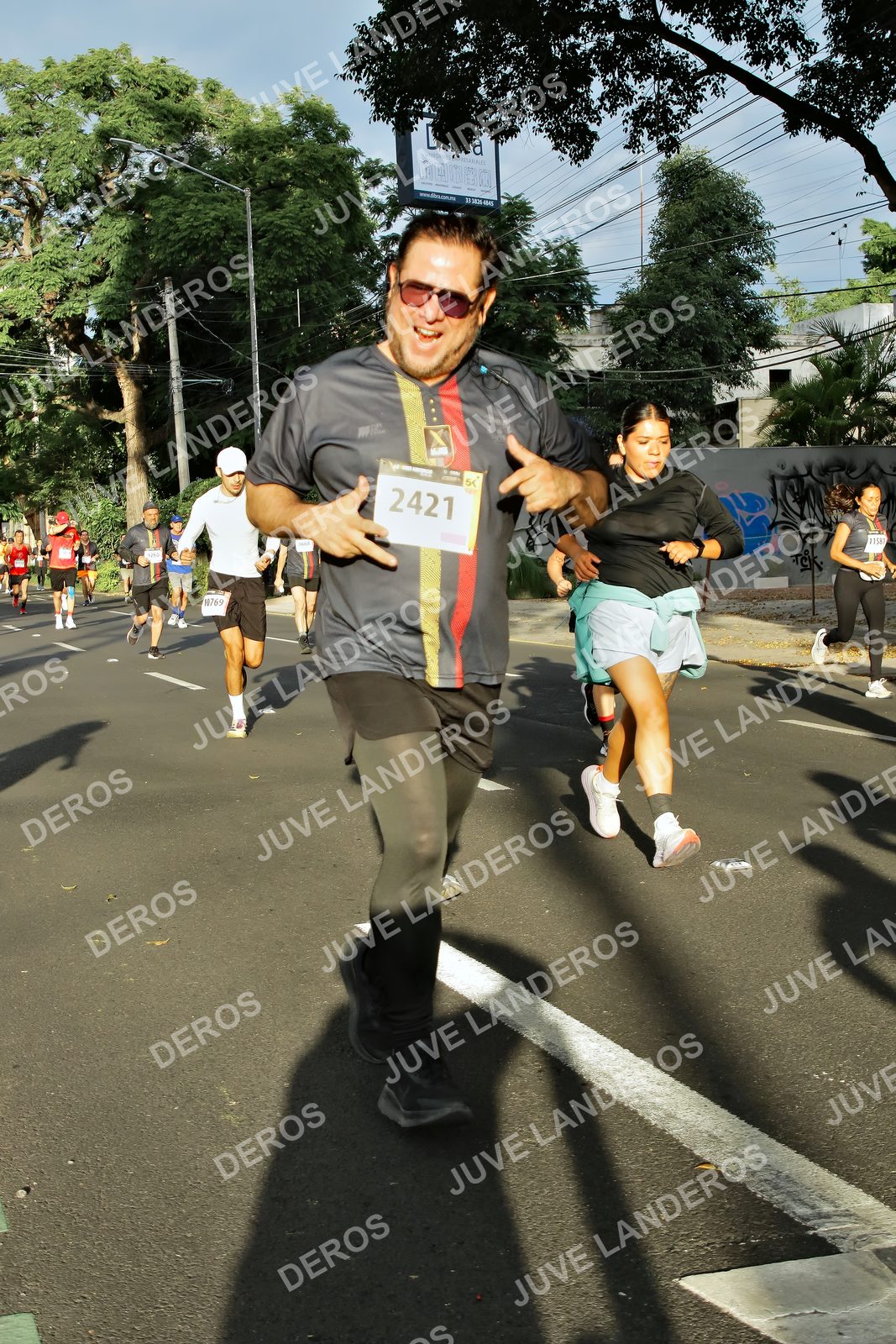 Foto de la X Carrera Leones Negros Red Cola 2026 en Rectoría General de la UdeG, Av. Juárez 976 (meta en Av. Enrique Díaz de León y Pedro Moreno), Guadalajara a las 07:40 · dorsal 2421