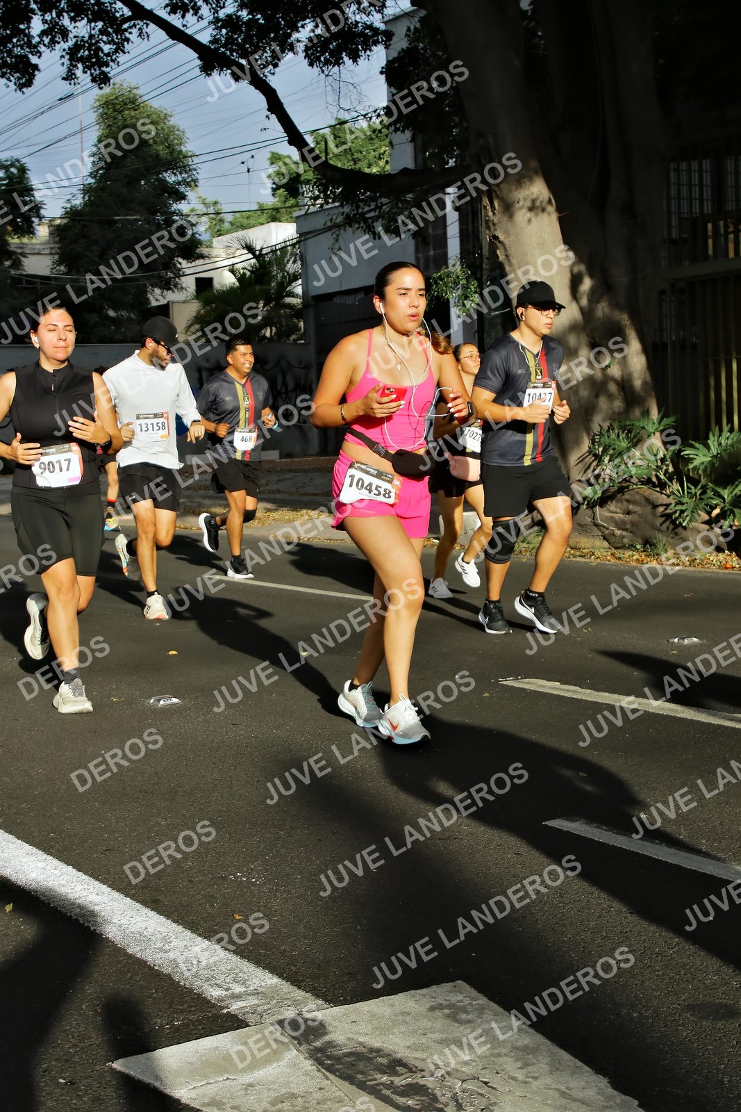 Foto de la X Carrera Leones Negros Red Cola 2026 en Rectoría General de la UdeG, Av. Juárez 976 (meta en Av. Enrique Díaz de León y Pedro Moreno), Guadalajara a las 07:57 · dorsal 9017, 10458, 13158, 468