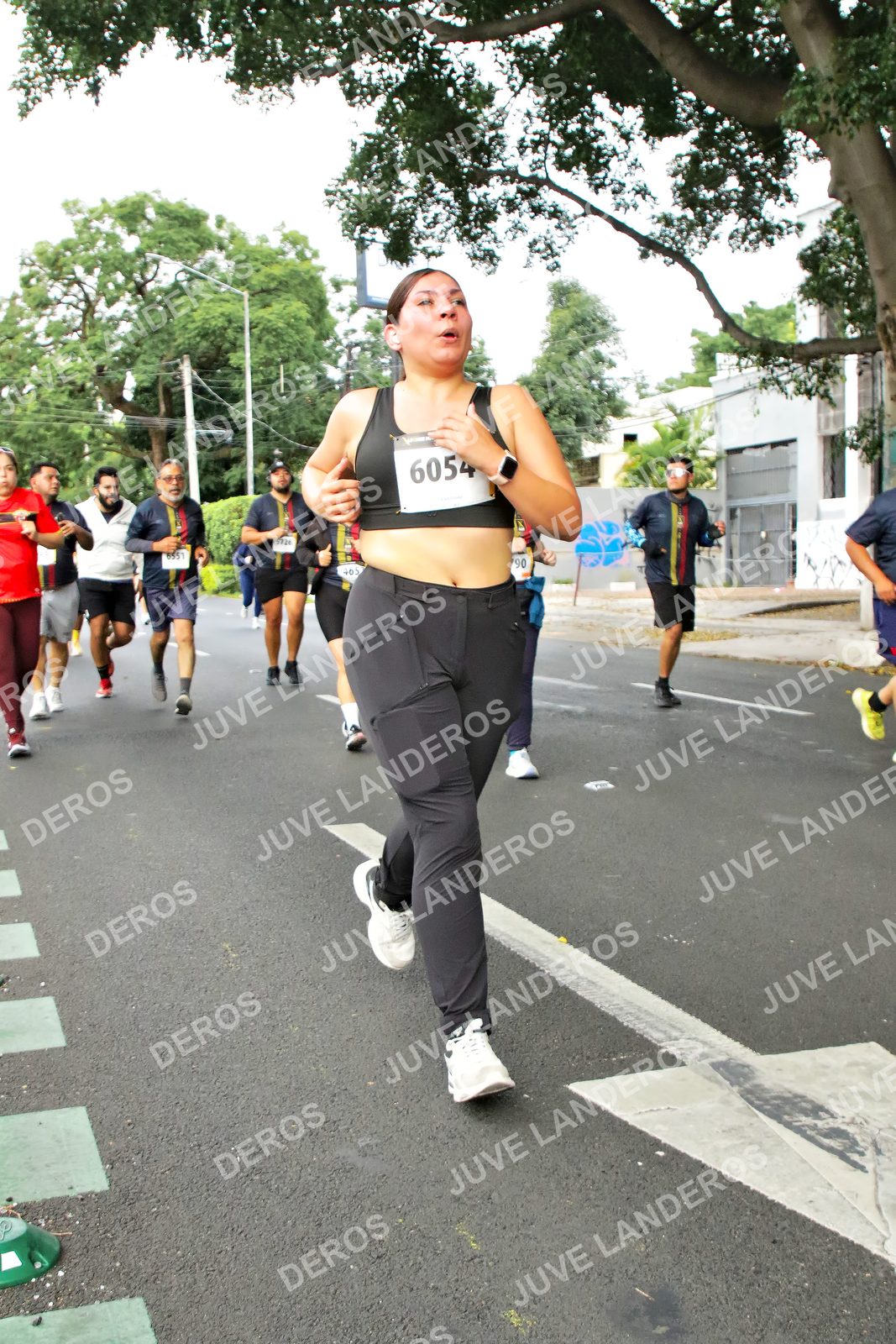 Foto de la X Carrera Leones Negros Red Cola 2026 en Rectoría General de la UdeG, Av. Juárez 976 (meta en Av. Enrique Díaz de León y Pedro Moreno), Guadalajara a las 07:17 · dorsal 6054, 90