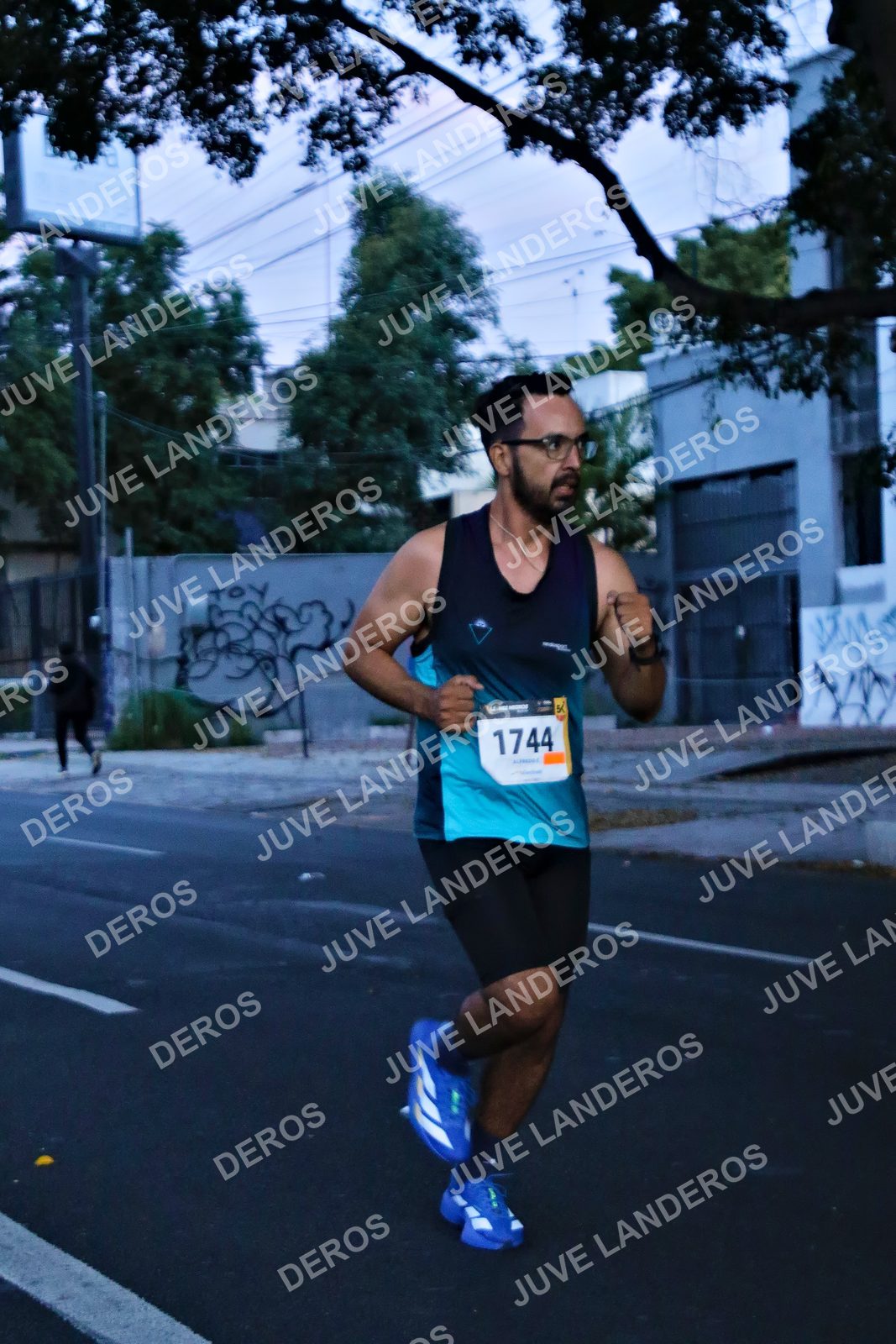 Foto de la X Carrera Leones Negros Red Cola 2026 en Rectoría General de la UdeG, Av. Juárez 976 (meta en Av. Enrique Díaz de León y Pedro Moreno), Guadalajara a las 04:50 · dorsal 1744