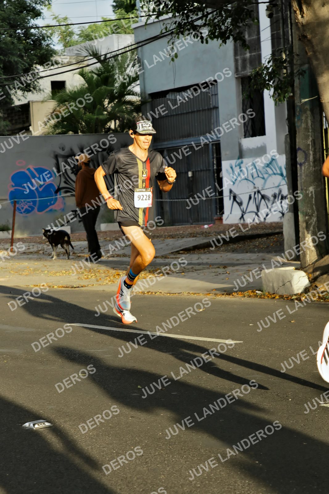 Foto de la X Carrera Leones Negros Red Cola 2026 en Rectoría General de la UdeG, Av. Juárez 976 (meta en Av. Enrique Díaz de León y Pedro Moreno), Guadalajara a las 07:27 · dorsal 9228
