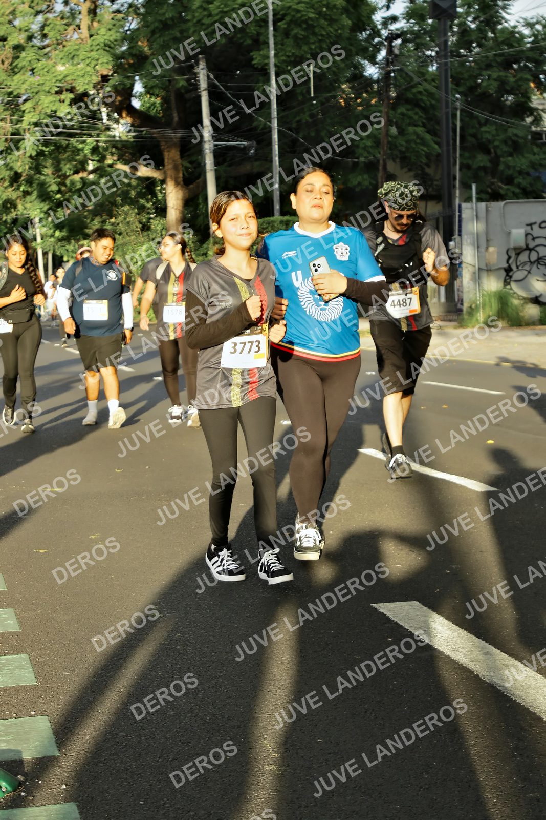 Foto de la X Carrera Leones Negros Red Cola 2026 en Rectoría General de la UdeG, Av. Juárez 976 (meta en Av. Enrique Díaz de León y Pedro Moreno), Guadalajara a las 07:28 · dorsal 3773, 4487, 1578