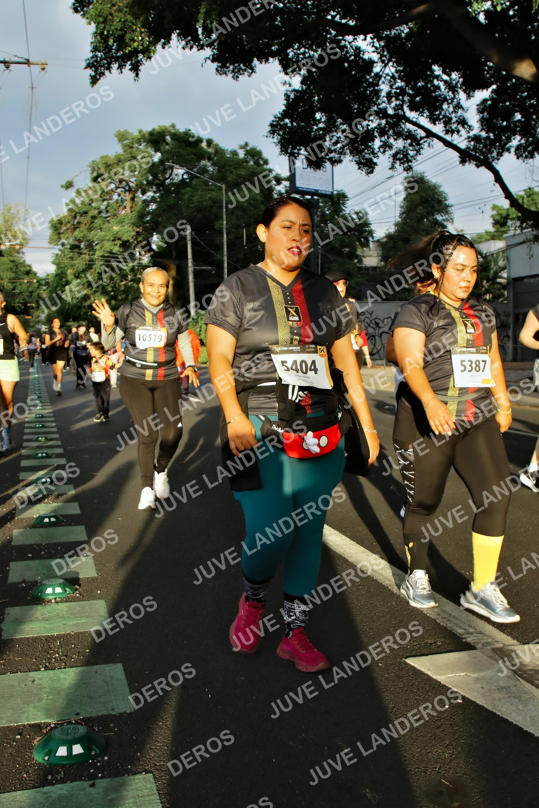 Foto de la X Carrera Leones Negros Red Cola 2026 en Rectoría General de la UdeG, Av. Juárez 976 (meta en Av. Enrique Díaz de León y Pedro Moreno), Guadalajara a las 07:25 · dorsal 5387, 5404, 10579