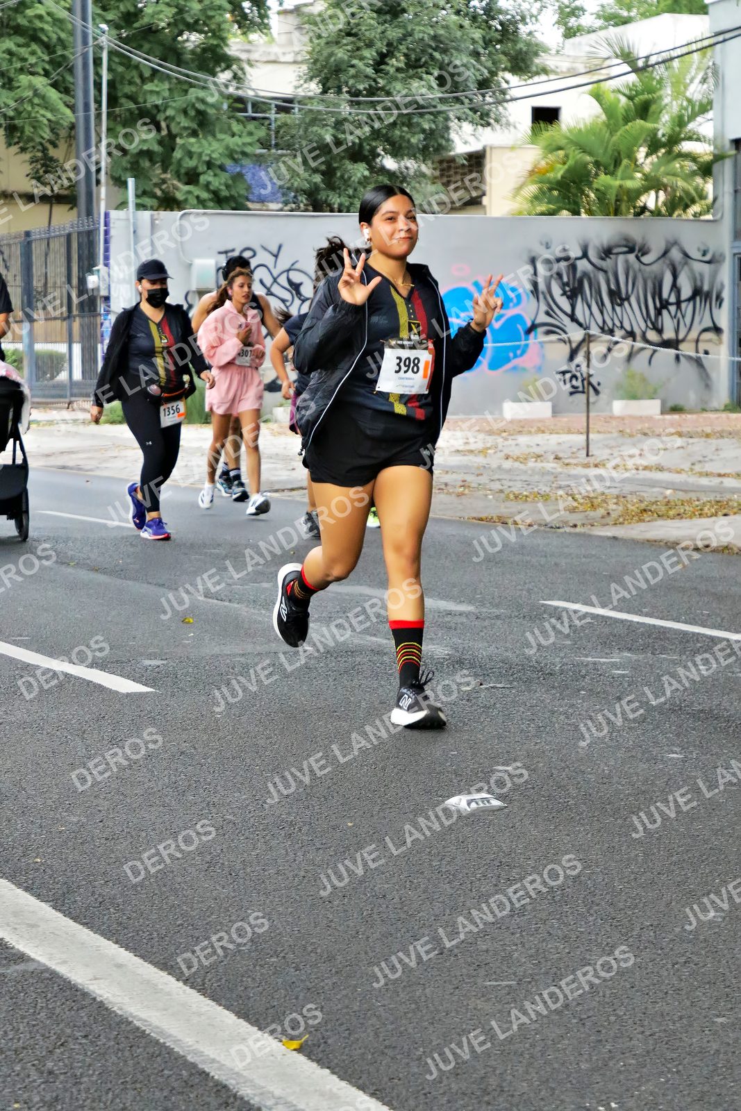 Foto de la X Carrera Leones Negros Red Cola 2026 en Rectoría General de la UdeG, Av. Juárez 976 (meta en Av. Enrique Díaz de León y Pedro Moreno), Guadalajara a las 07:15 · dorsal 398, 1356