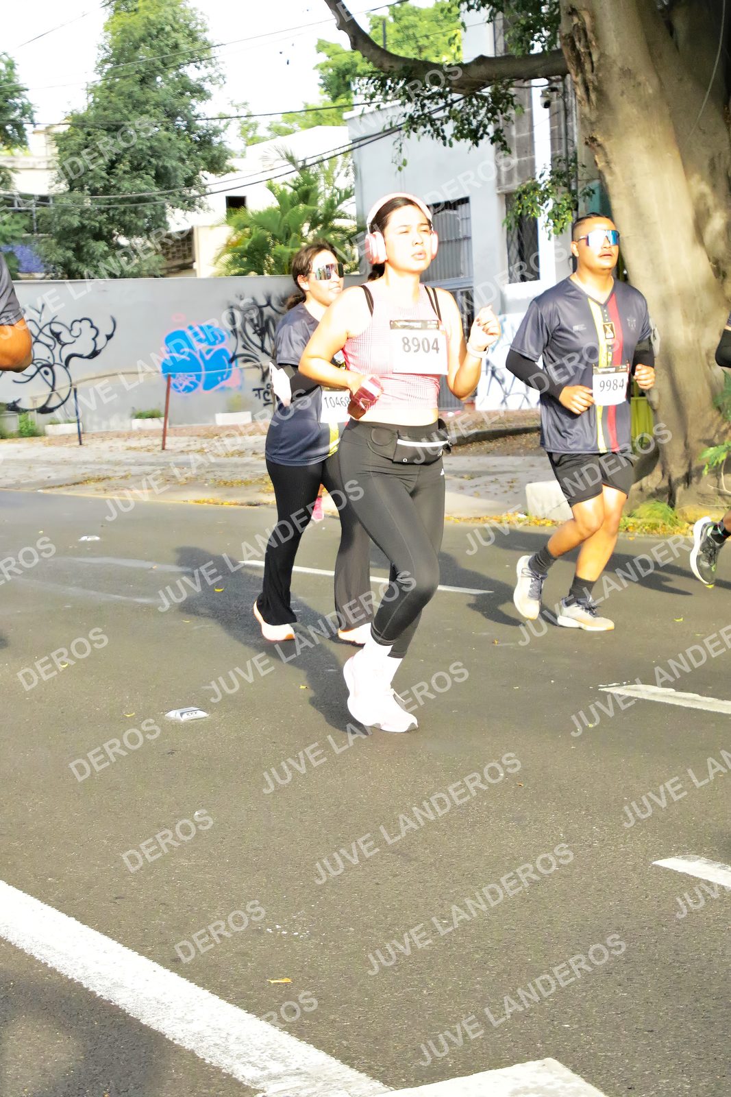 Foto de la X Carrera Leones Negros Red Cola 2026 en Rectoría General de la UdeG, Av. Juárez 976 (meta en Av. Enrique Díaz de León y Pedro Moreno), Guadalajara a las 08:03 · dorsal 8904, 9984, 10468