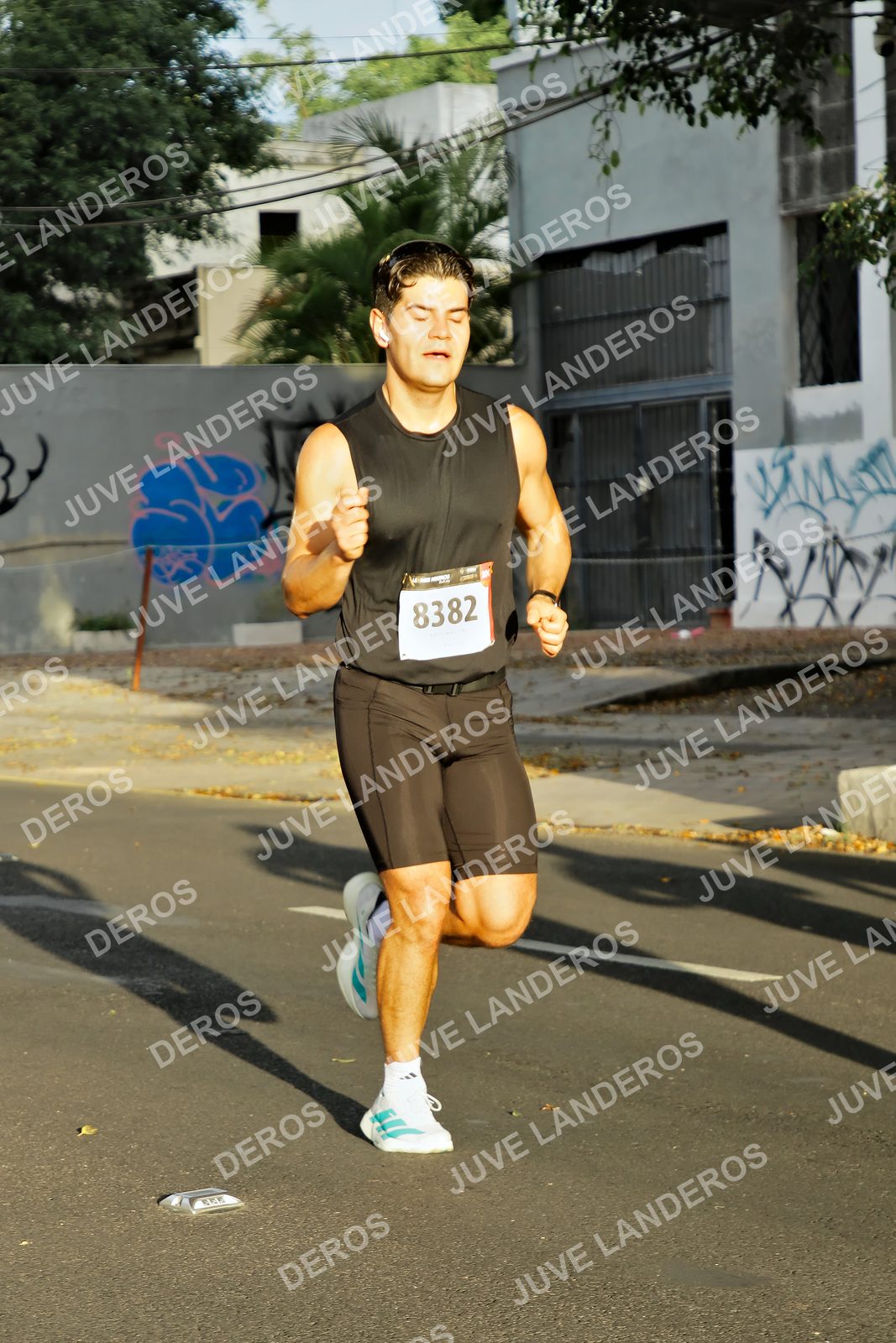 Foto de la X Carrera Leones Negros Red Cola 2026 en Rectoría General de la UdeG, Av. Juárez 976 (meta en Av. Enrique Díaz de León y Pedro Moreno), Guadalajara a las 07:31 · dorsal 8382