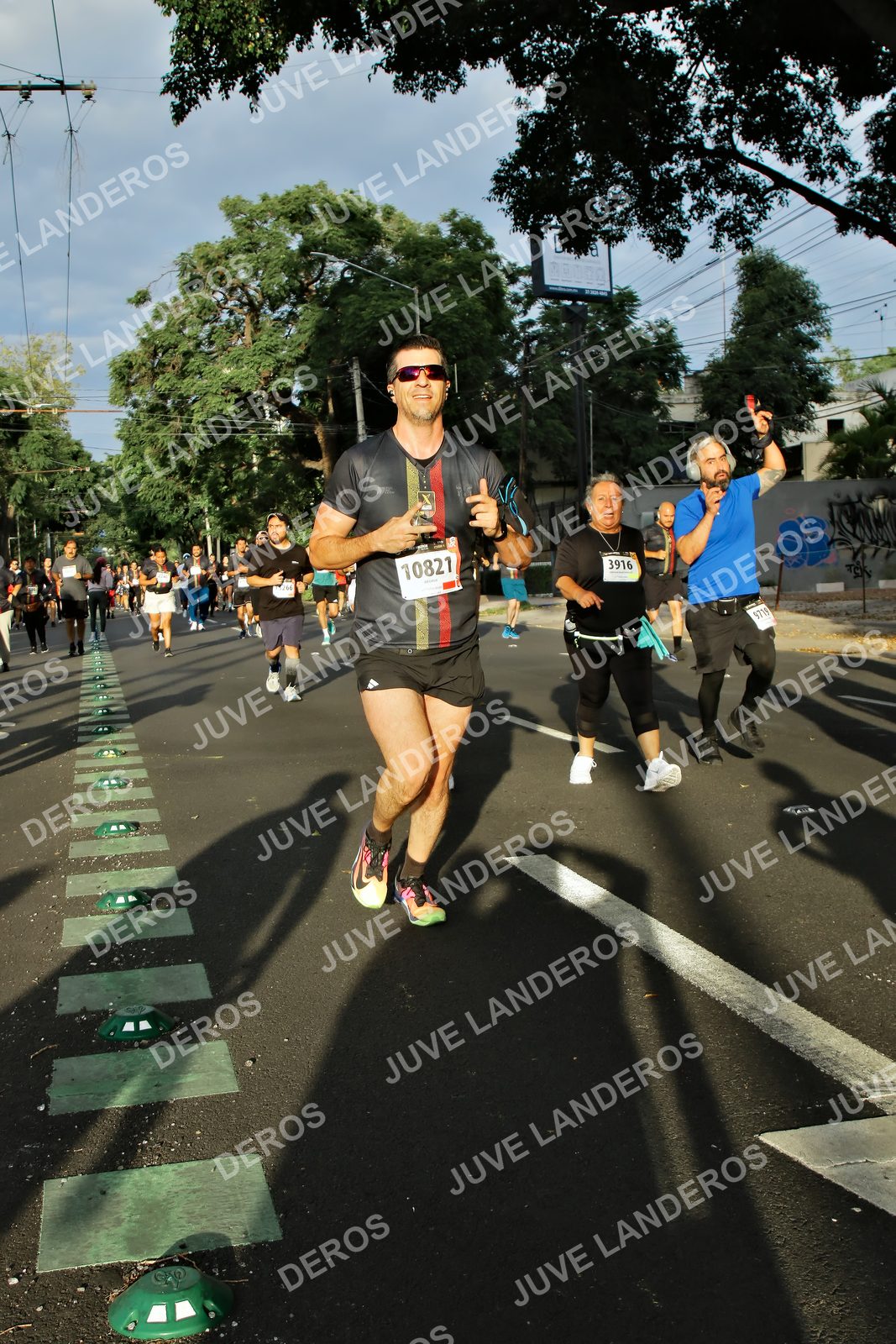 Foto de la X Carrera Leones Negros Red Cola 2026 en Rectoría General de la UdeG, Av. Juárez 976 (meta en Av. Enrique Díaz de León y Pedro Moreno), Guadalajara a las 07:37 · dorsal 3916, 10821, 9719