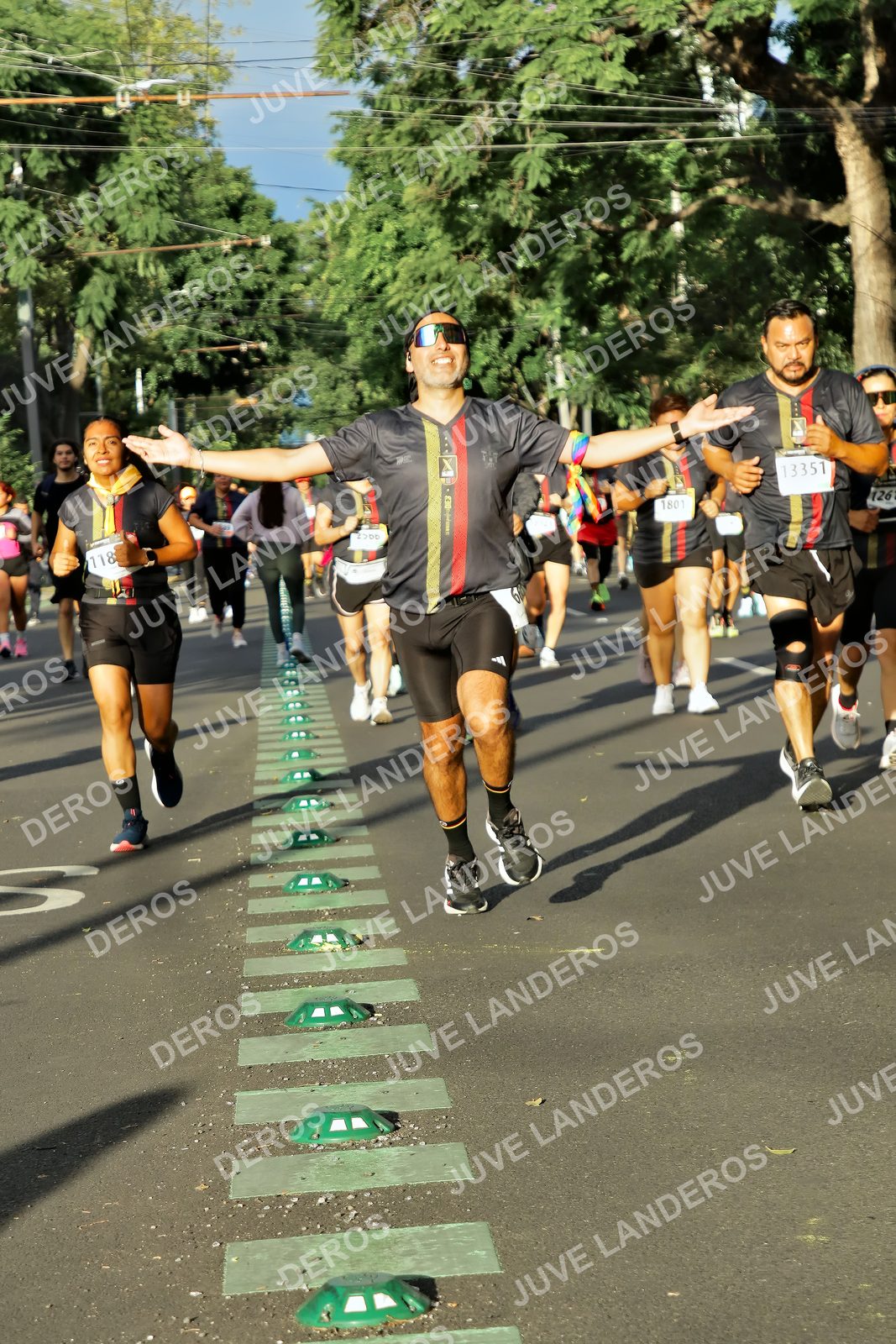 Foto de la X Carrera Leones Negros Red Cola 2026 en Rectoría General de la UdeG, Av. Juárez 976 (meta en Av. Enrique Díaz de León y Pedro Moreno), Guadalajara a las 07:43 · dorsal 13351, 118, 126, 1801