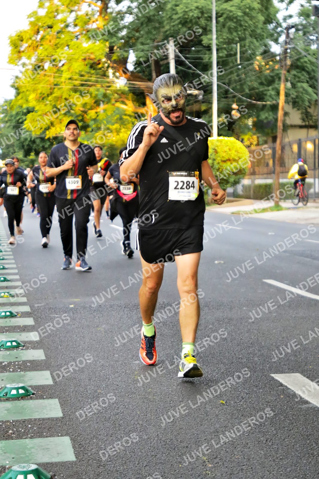 Foto de la X Carrera Leones Negros Red Cola 2026 en Rectoría General de la UdeG, Av. Juárez 976 (meta en Av. Enrique Díaz de León y Pedro Moreno), Guadalajara a las 05:05 · dorsal 2284, 4309, 7558