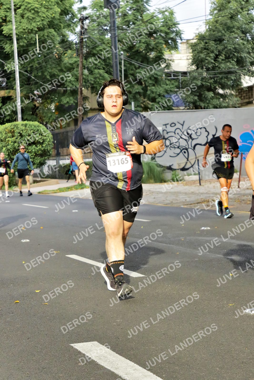 Foto de la X Carrera Leones Negros Red Cola 2026 en Rectoría General de la UdeG, Av. Juárez 976 (meta en Av. Enrique Díaz de León y Pedro Moreno), Guadalajara a las 08:12 · dorsal 13165, 12631
