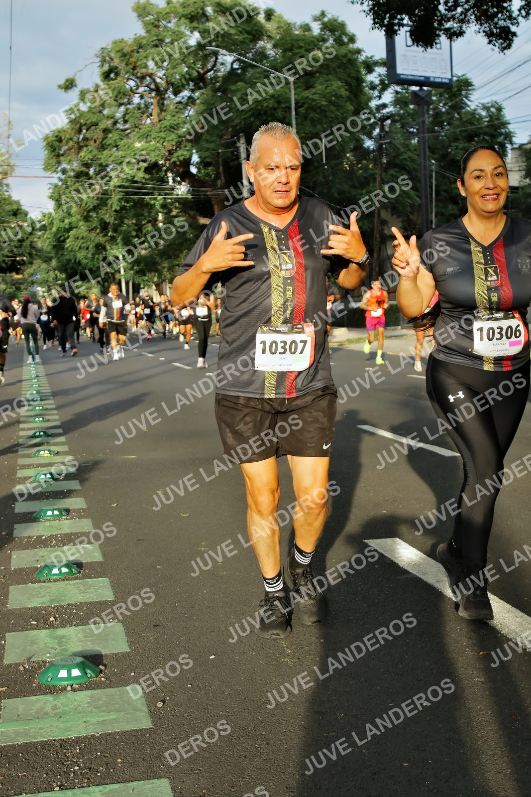 Foto de la X Carrera Leones Negros Red Cola 2026 en Rectoría General de la UdeG, Av. Juárez 976 (meta en Av. Enrique Díaz de León y Pedro Moreno), Guadalajara a las 07:34 · dorsal 10307, 10306