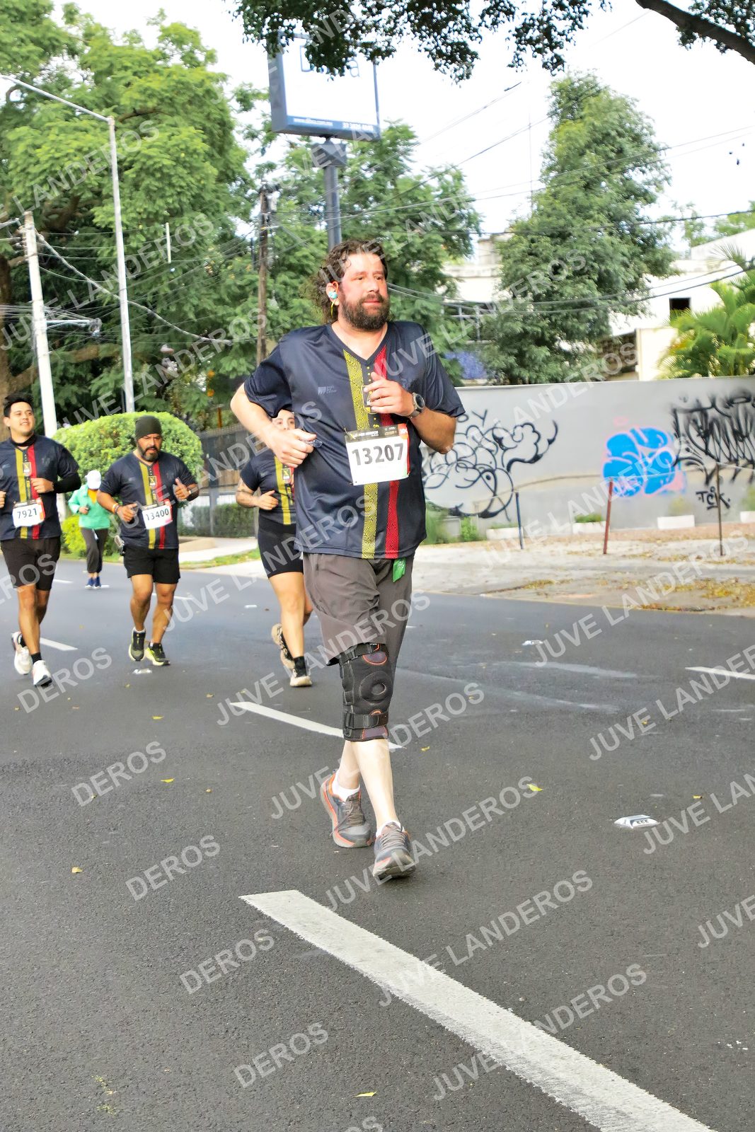 Foto de la X Carrera Leones Negros Red Cola 2026 en Rectoría General de la UdeG, Av. Juárez 976 (meta en Av. Enrique Díaz de León y Pedro Moreno), Guadalajara a las 08:15 · dorsal 13207, 7921, 13400