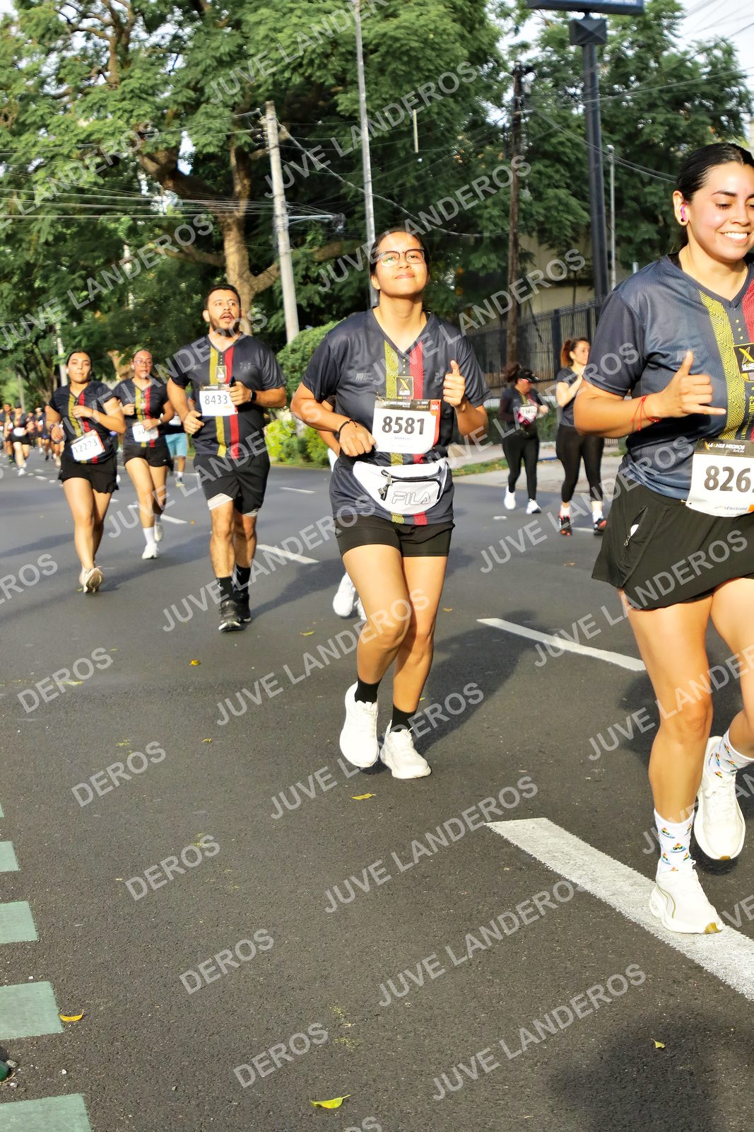 Foto de la X Carrera Leones Negros Red Cola 2026 en Rectoría General de la UdeG, Av. Juárez 976 (meta en Av. Enrique Díaz de León y Pedro Moreno), Guadalajara a las 08:03 · dorsal 826, 8581, 8433, 12273