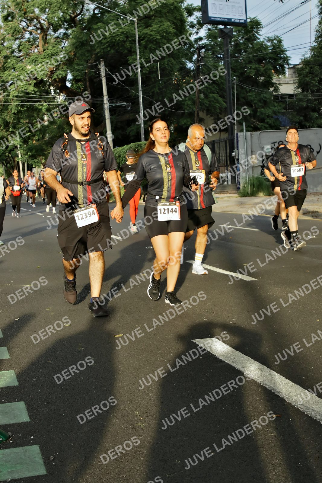 Foto de la X Carrera Leones Negros Red Cola 2026 en Rectoría General de la UdeG, Av. Juárez 976 (meta en Av. Enrique Díaz de León y Pedro Moreno), Guadalajara a las 07:34 · dorsal 12144, 12394, 10683, 75