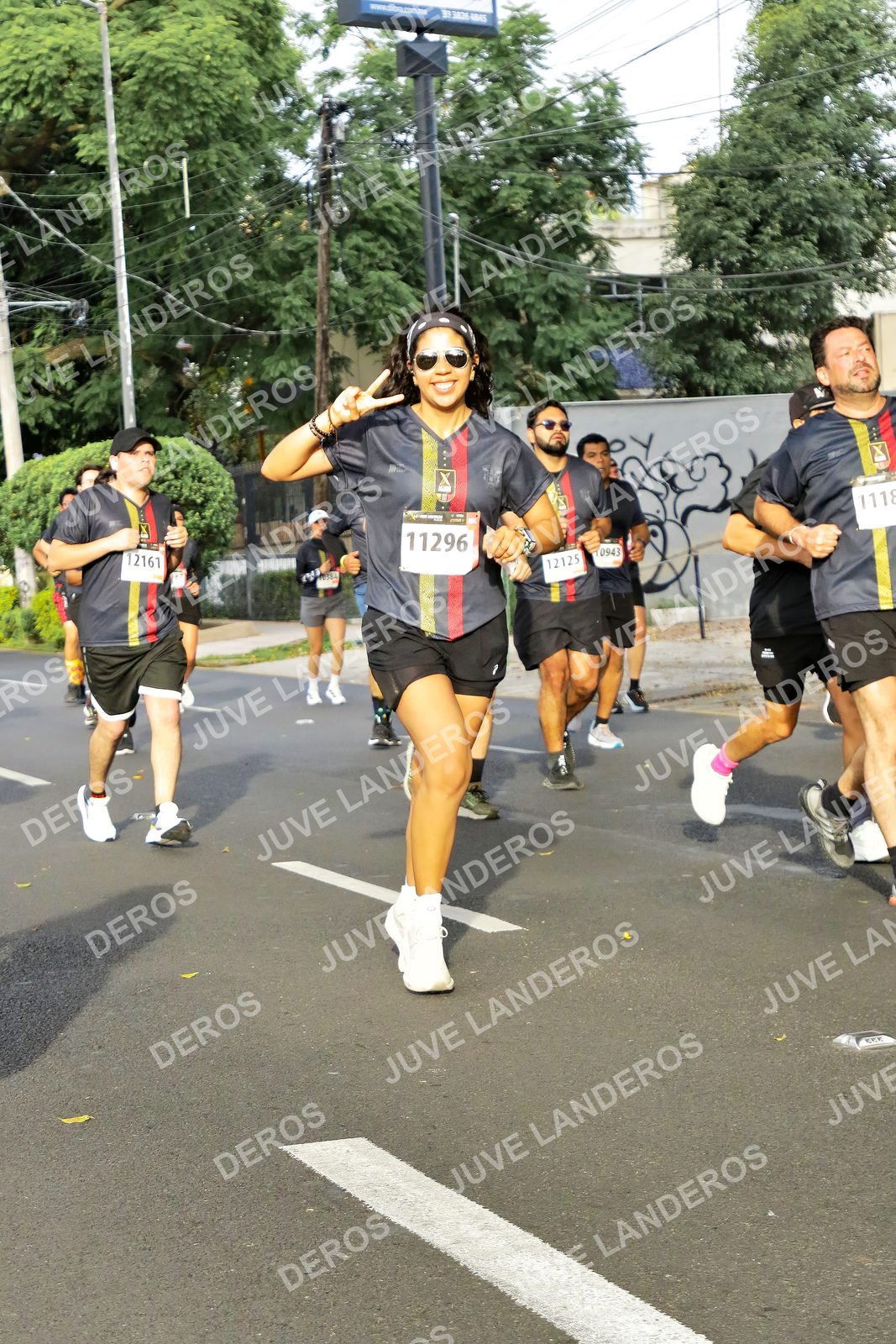 Foto de la X Carrera Leones Negros Red Cola 2026 en Rectoría General de la UdeG, Av. Juárez 976 (meta en Av. Enrique Díaz de León y Pedro Moreno), Guadalajara a las 08:04 · dorsal 11296, 12161, 12125, 943