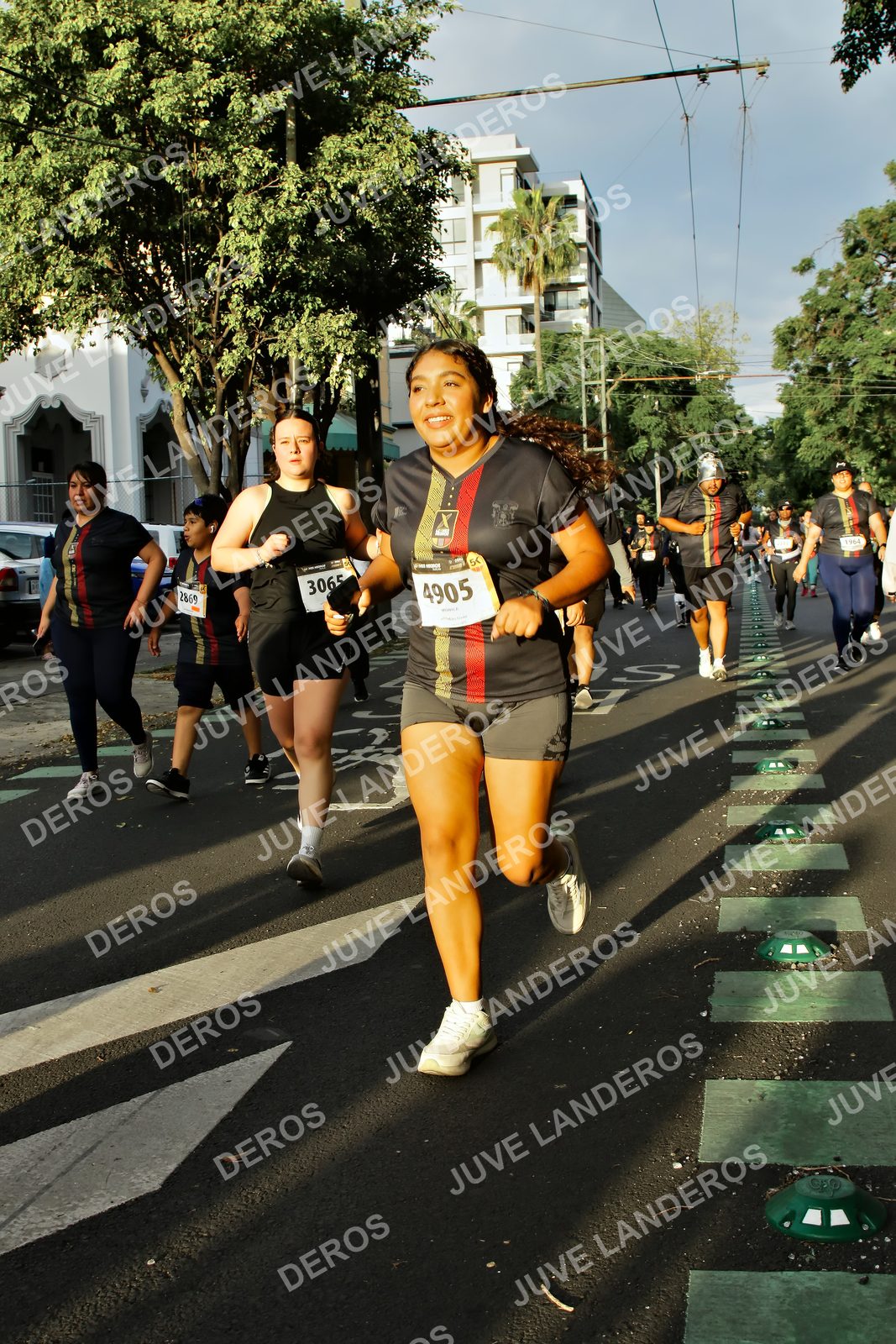 Foto de la X Carrera Leones Negros Red Cola 2026 en Rectoría General de la UdeG, Av. Juárez 976 (meta en Av. Enrique Díaz de León y Pedro Moreno), Guadalajara a las 07:25 · dorsal 4905, 2869, 3065