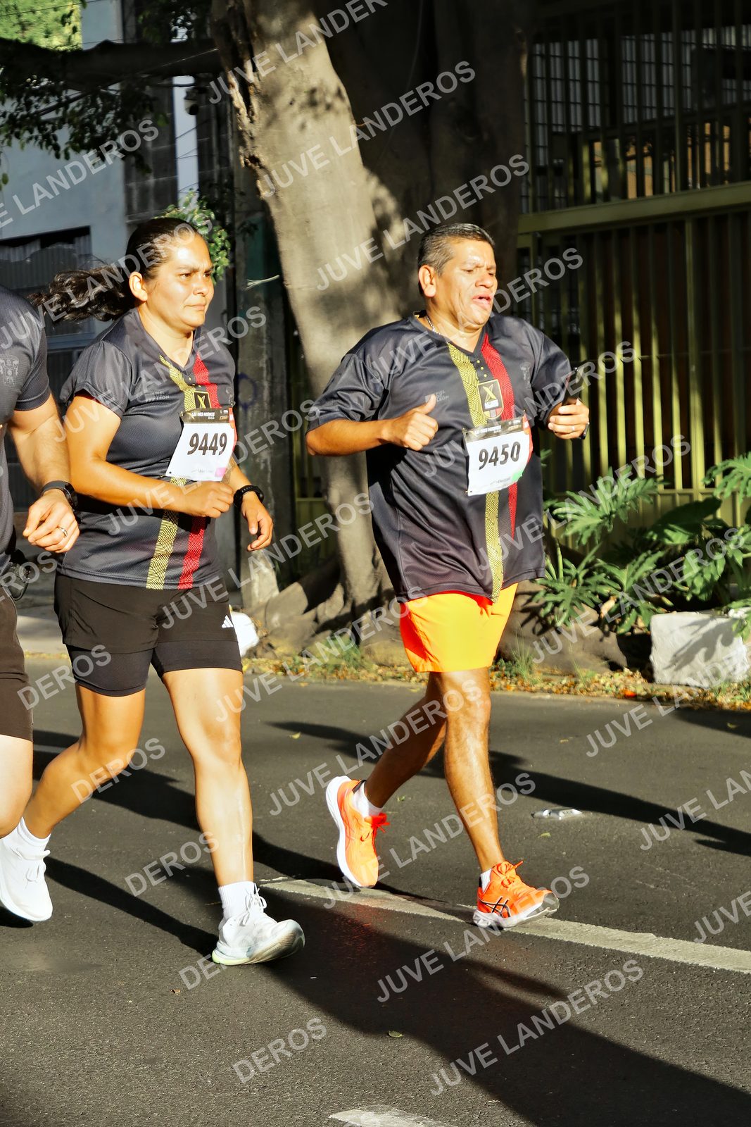 Foto de la X Carrera Leones Negros Red Cola 2026 en Rectoría General de la UdeG, Av. Juárez 976 (meta en Av. Enrique Díaz de León y Pedro Moreno), Guadalajara a las 07:54 · dorsal 9449, 9450