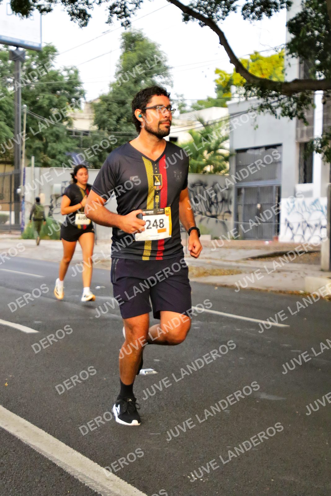 Foto de la X Carrera Leones Negros Red Cola 2026 en Rectoría General de la UdeG, Av. Juárez 976 (meta en Av. Enrique Díaz de León y Pedro Moreno), Guadalajara a las 05:00 · dorsal 248, 630