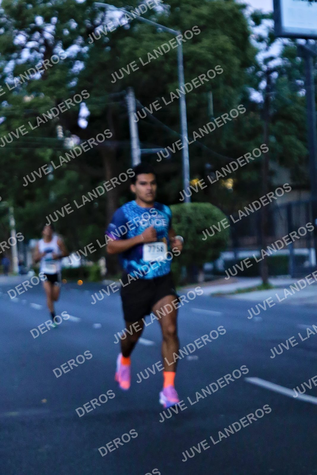Foto de la X Carrera Leones Negros Red Cola 2026 en Rectoría General de la UdeG, Av. Juárez 976 (meta en Av. Enrique Díaz de León y Pedro Moreno), Guadalajara a las 04:49 · dorsal 7758