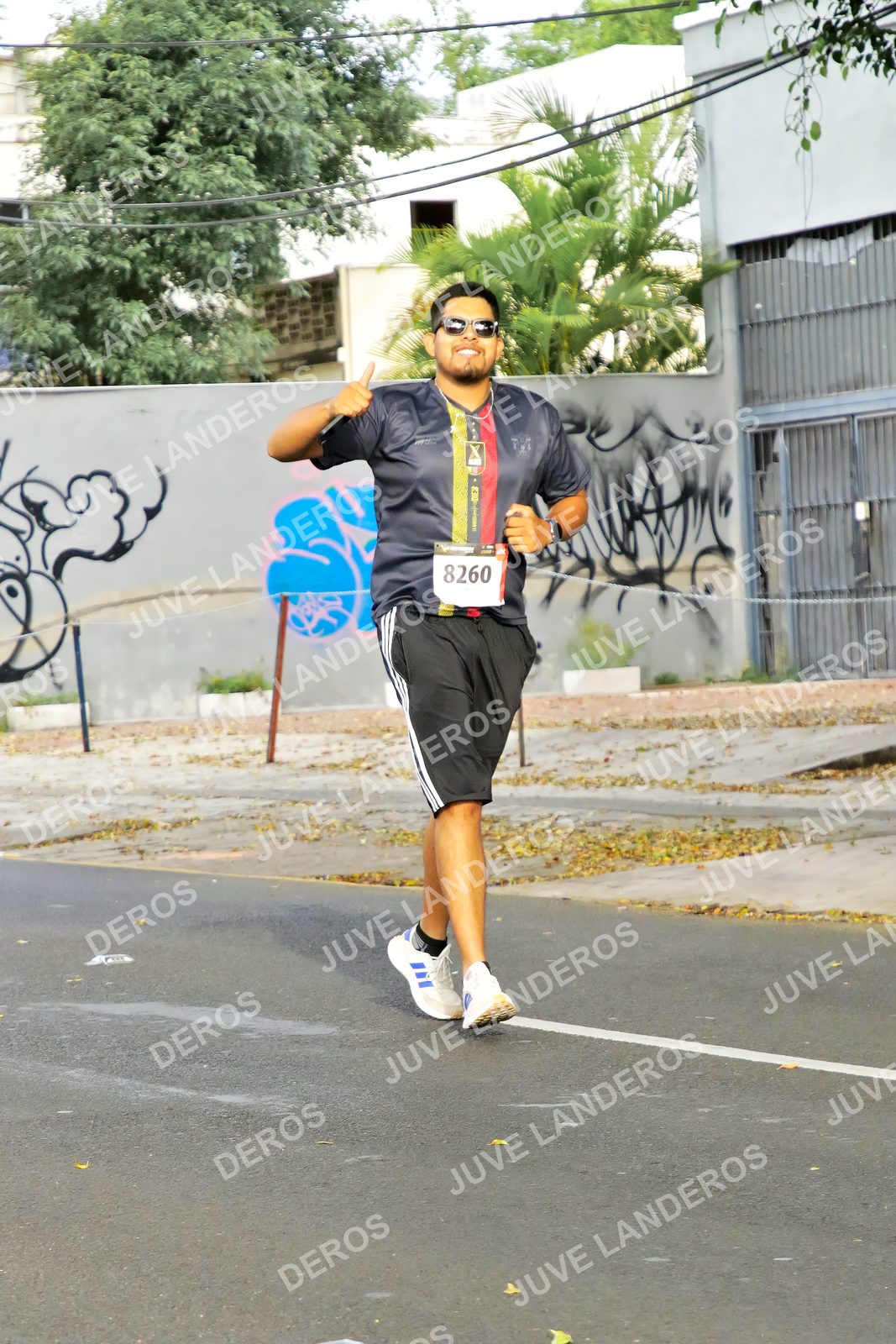 Foto de la X Carrera Leones Negros Red Cola 2026 en Rectoría General de la UdeG, Av. Juárez 976 (meta en Av. Enrique Díaz de León y Pedro Moreno), Guadalajara a las 08:13 · dorsal 8260
