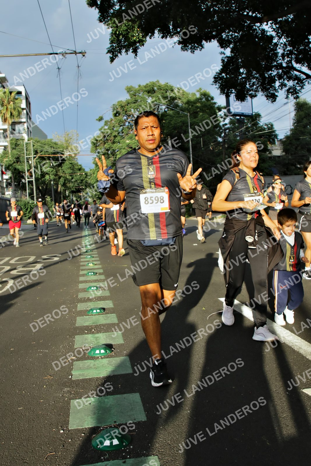 Foto de la X Carrera Leones Negros Red Cola 2026 en Rectoría General de la UdeG, Av. Juárez 976 (meta en Av. Enrique Díaz de León y Pedro Moreno), Guadalajara a las 07:42 · dorsal 8598