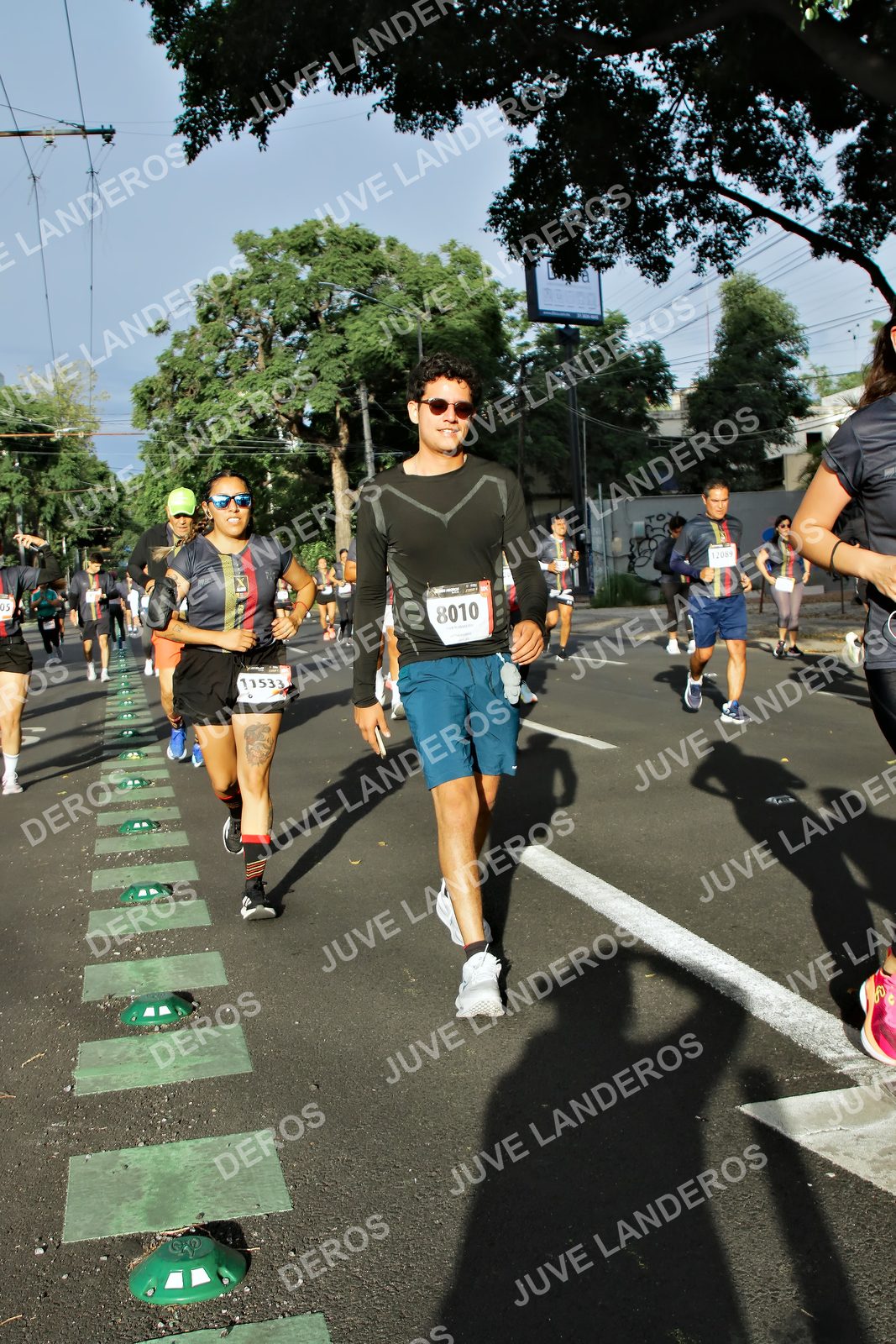 Foto de la X Carrera Leones Negros Red Cola 2026 en Rectoría General de la UdeG, Av. Juárez 976 (meta en Av. Enrique Díaz de León y Pedro Moreno), Guadalajara a las 07:58 · dorsal 8010, 11533, 12089