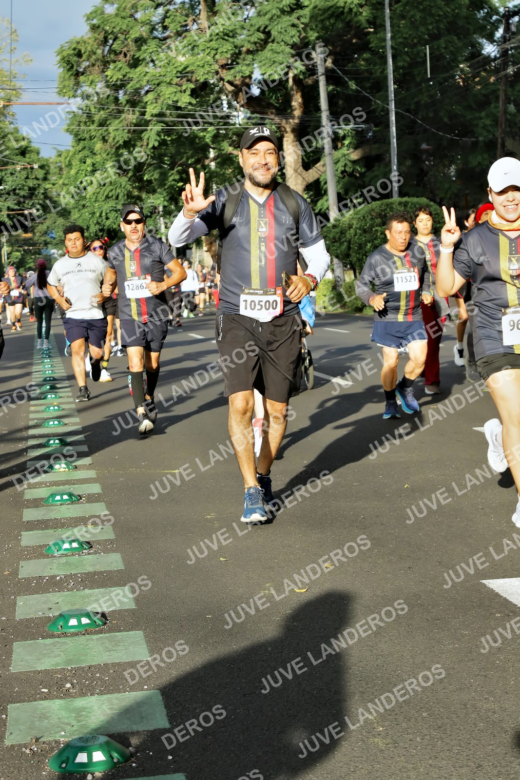 Foto de la X Carrera Leones Negros Red Cola 2026 en Rectoría General de la UdeG, Av. Juárez 976 (meta en Av. Enrique Díaz de León y Pedro Moreno), Guadalajara a las 07:57 · dorsal 10500, 11521, 1286