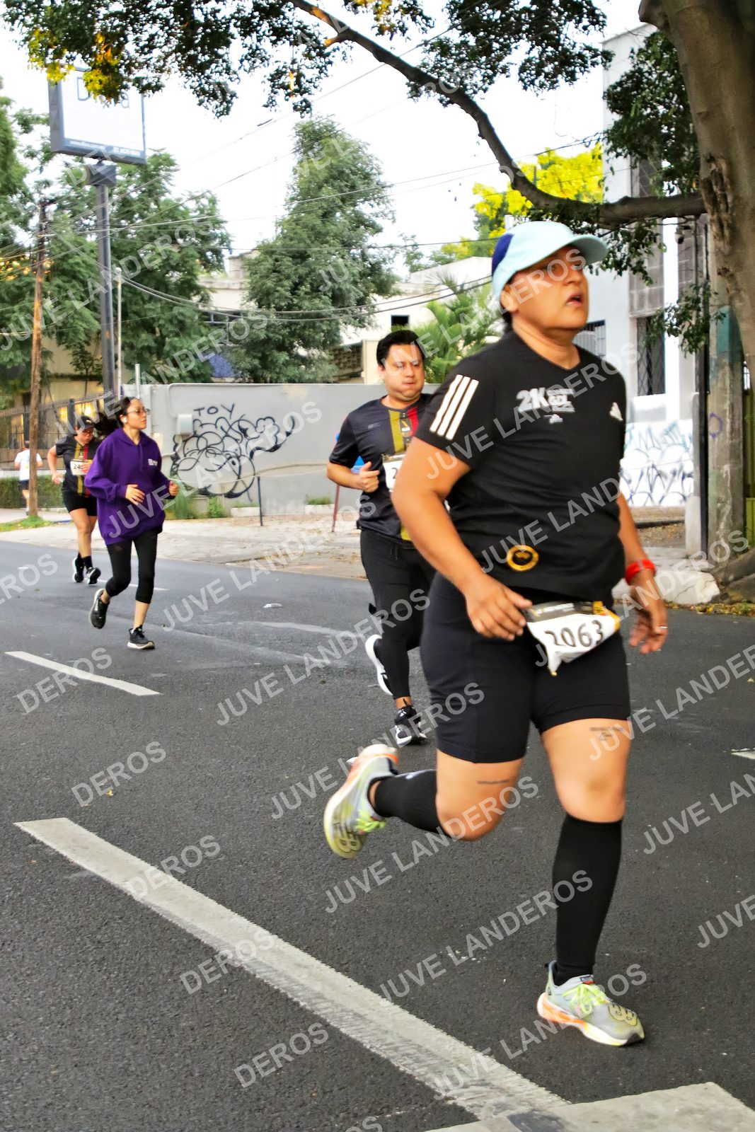 Foto de la X Carrera Leones Negros Red Cola 2026 en Rectoría General de la UdeG, Av. Juárez 976 (meta en Av. Enrique Díaz de León y Pedro Moreno), Guadalajara a las 05:03 · dorsal 2063