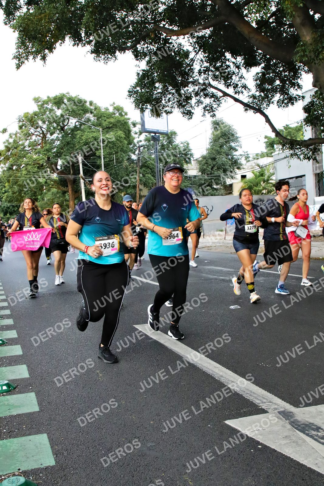 Foto de la X Carrera Leones Negros Red Cola 2026 en Rectoría General de la UdeG, Av. Juárez 976 (meta en Av. Enrique Díaz de León y Pedro Moreno), Guadalajara a las 05:09 · dorsal 3279, 964, 3936