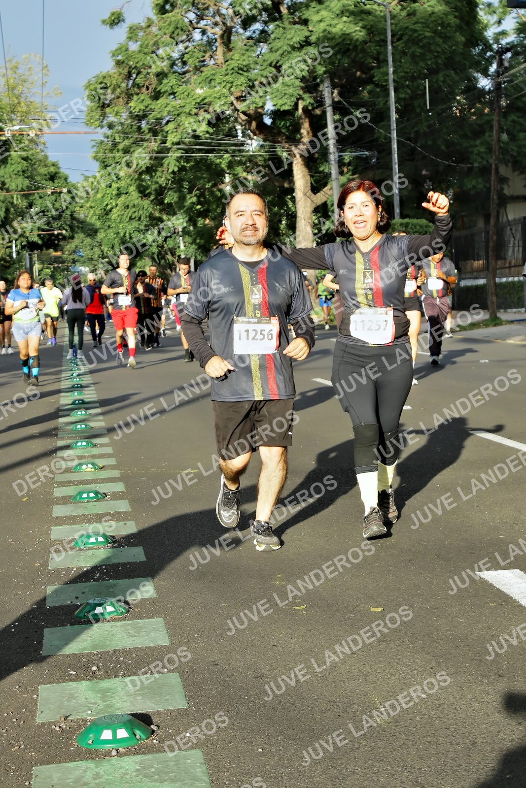 Foto de la X Carrera Leones Negros Red Cola 2026 en Rectoría General de la UdeG, Av. Juárez 976 (meta en Av. Enrique Díaz de León y Pedro Moreno), Guadalajara a las 07:55 · dorsal 11256, 11257