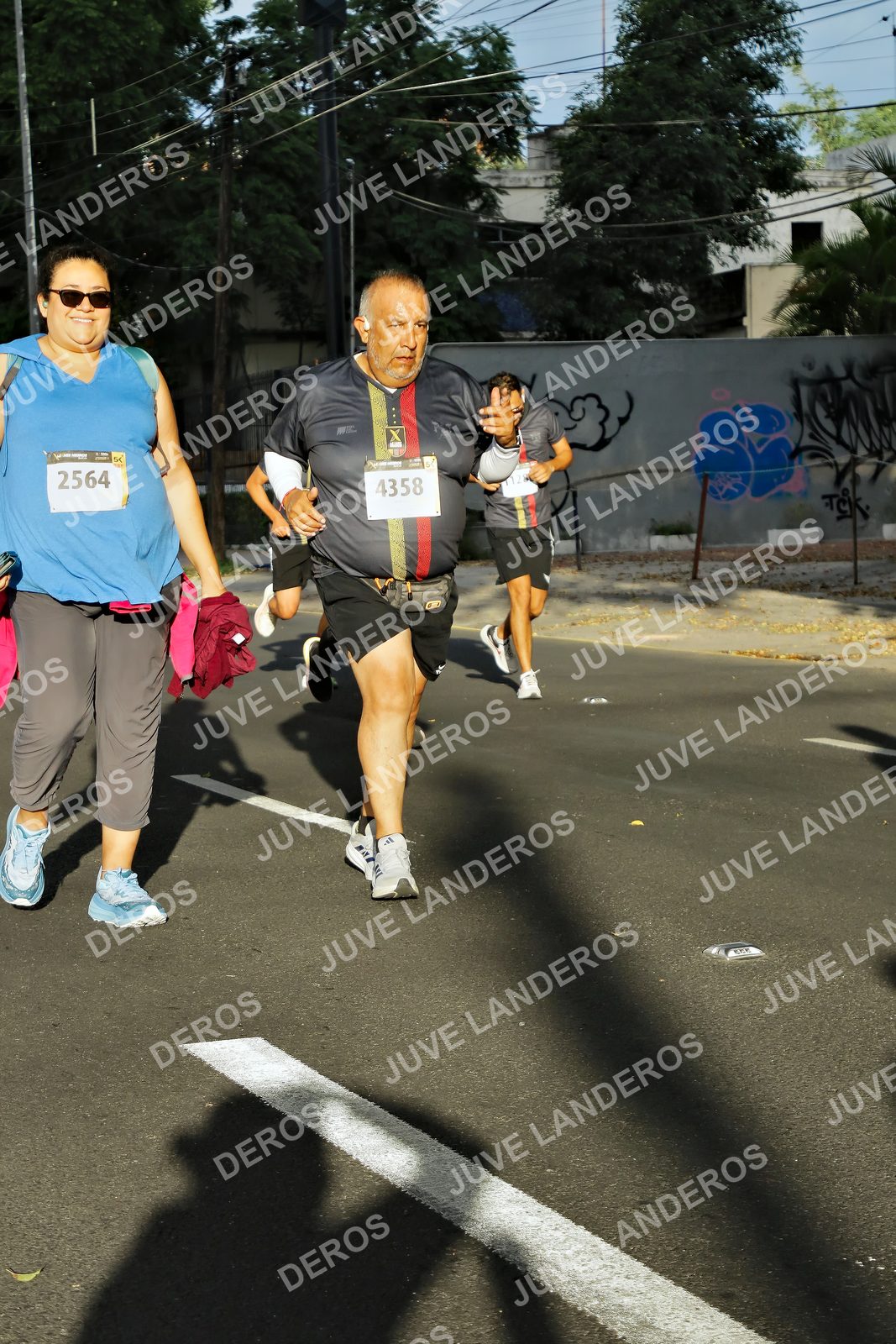 Foto de la X Carrera Leones Negros Red Cola 2026 en Rectoría General de la UdeG, Av. Juárez 976 (meta en Av. Enrique Díaz de León y Pedro Moreno), Guadalajara a las 07:43 · dorsal 2564, 4358