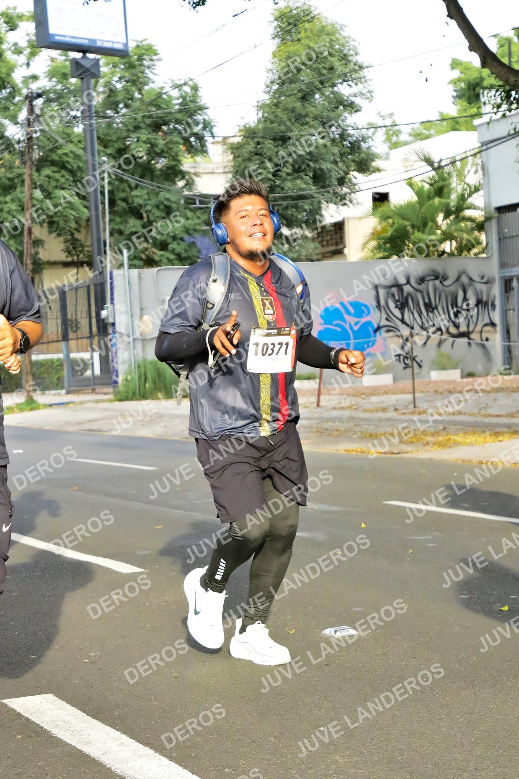 Foto de la X Carrera Leones Negros Red Cola 2026 en Rectoría General de la UdeG, Av. Juárez 976 (meta en Av. Enrique Díaz de León y Pedro Moreno), Guadalajara a las 08:03 · dorsal 10371