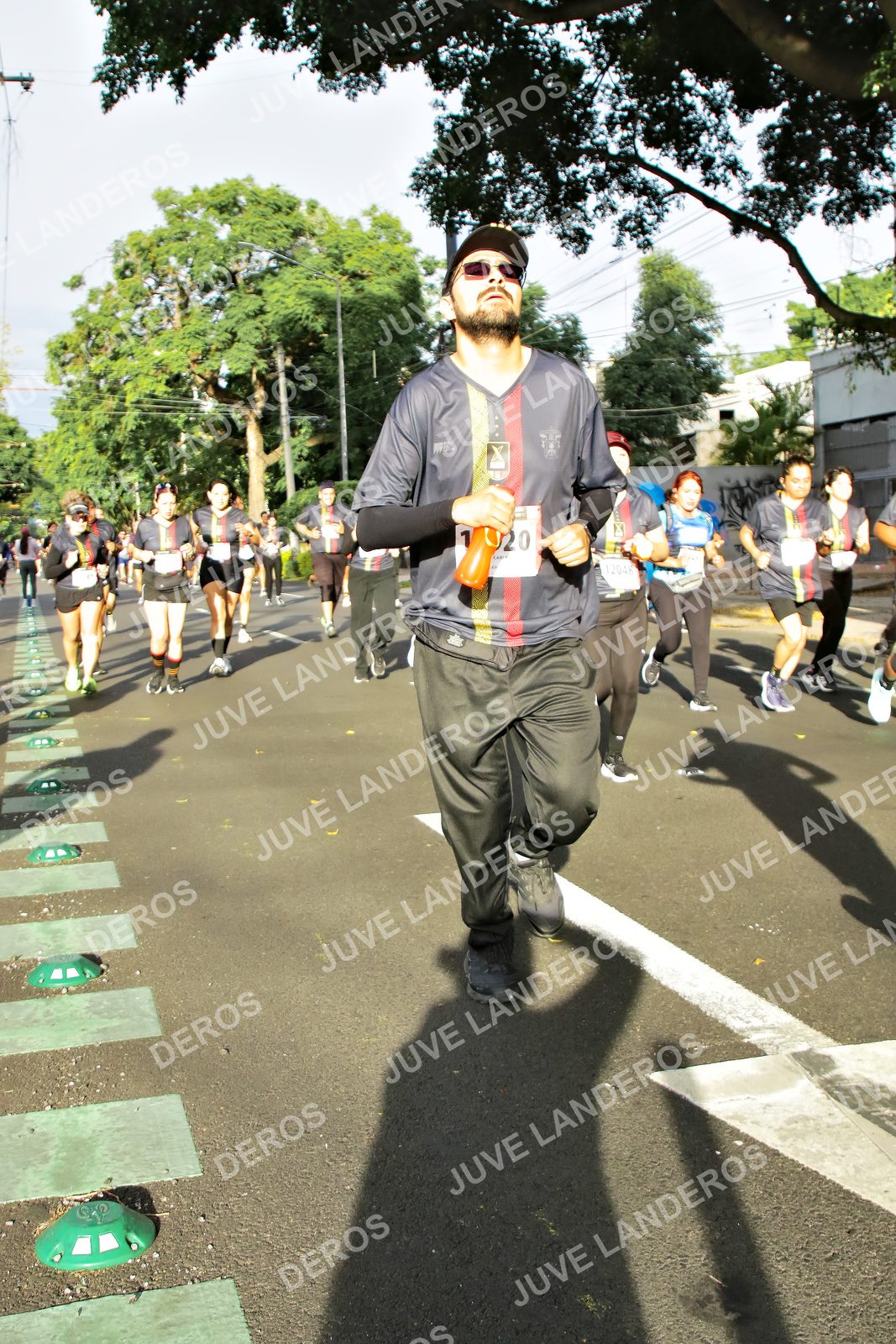 Foto de la X Carrera Leones Negros Red Cola 2026 en Rectoría General de la UdeG, Av. Juárez 976 (meta en Av. Enrique Díaz de León y Pedro Moreno), Guadalajara a las 07:58 · dorsal 20