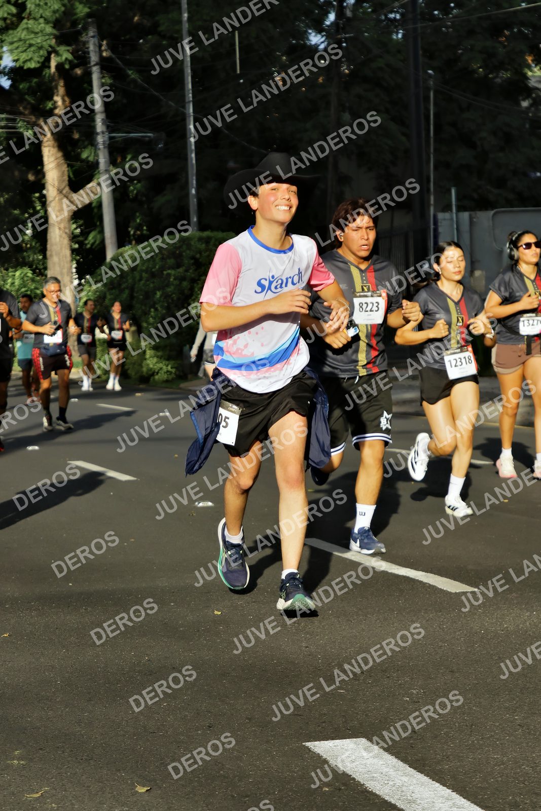 Foto de la X Carrera Leones Negros Red Cola 2026 en Rectoría General de la UdeG, Av. Juárez 976 (meta en Av. Enrique Díaz de León y Pedro Moreno), Guadalajara a las 07:53 · dorsal 8223, 12318, 1327