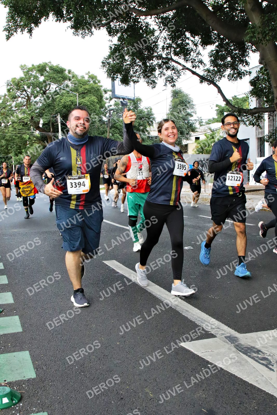 Foto de la X Carrera Leones Negros Red Cola 2026 en Rectoría General de la UdeG, Av. Juárez 976 (meta en Av. Enrique Díaz de León y Pedro Moreno), Guadalajara a las 05:10 · dorsal 3395, 3394, 12122, 3341