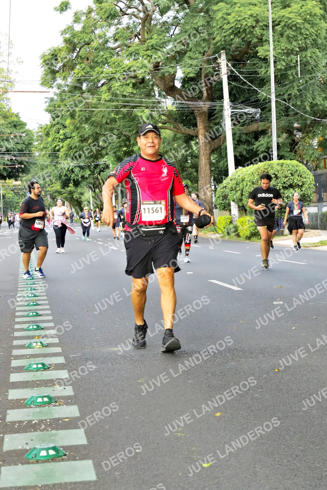 Foto de la X Carrera Leones Negros Red Cola 2026 en Rectoría General de la UdeG, Av. Juárez 976 (meta en Av. Enrique Díaz de León y Pedro Moreno), Guadalajara a las 08:20 · dorsal 11561, 12035, 12117