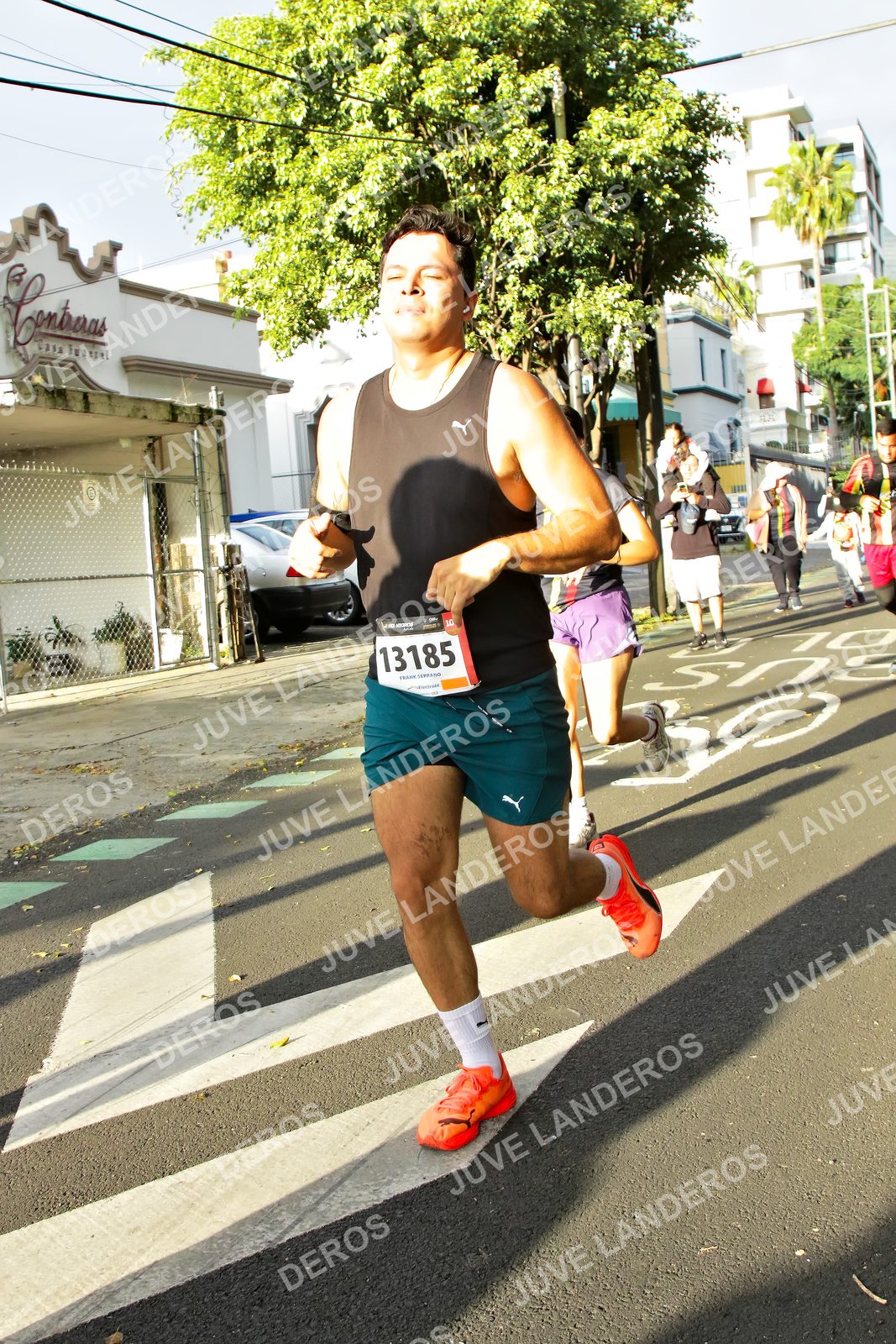 Foto de la X Carrera Leones Negros Red Cola 2026 en Rectoría General de la UdeG, Av. Juárez 976 (meta en Av. Enrique Díaz de León y Pedro Moreno), Guadalajara a las 07:49 · dorsal 13185, 10
