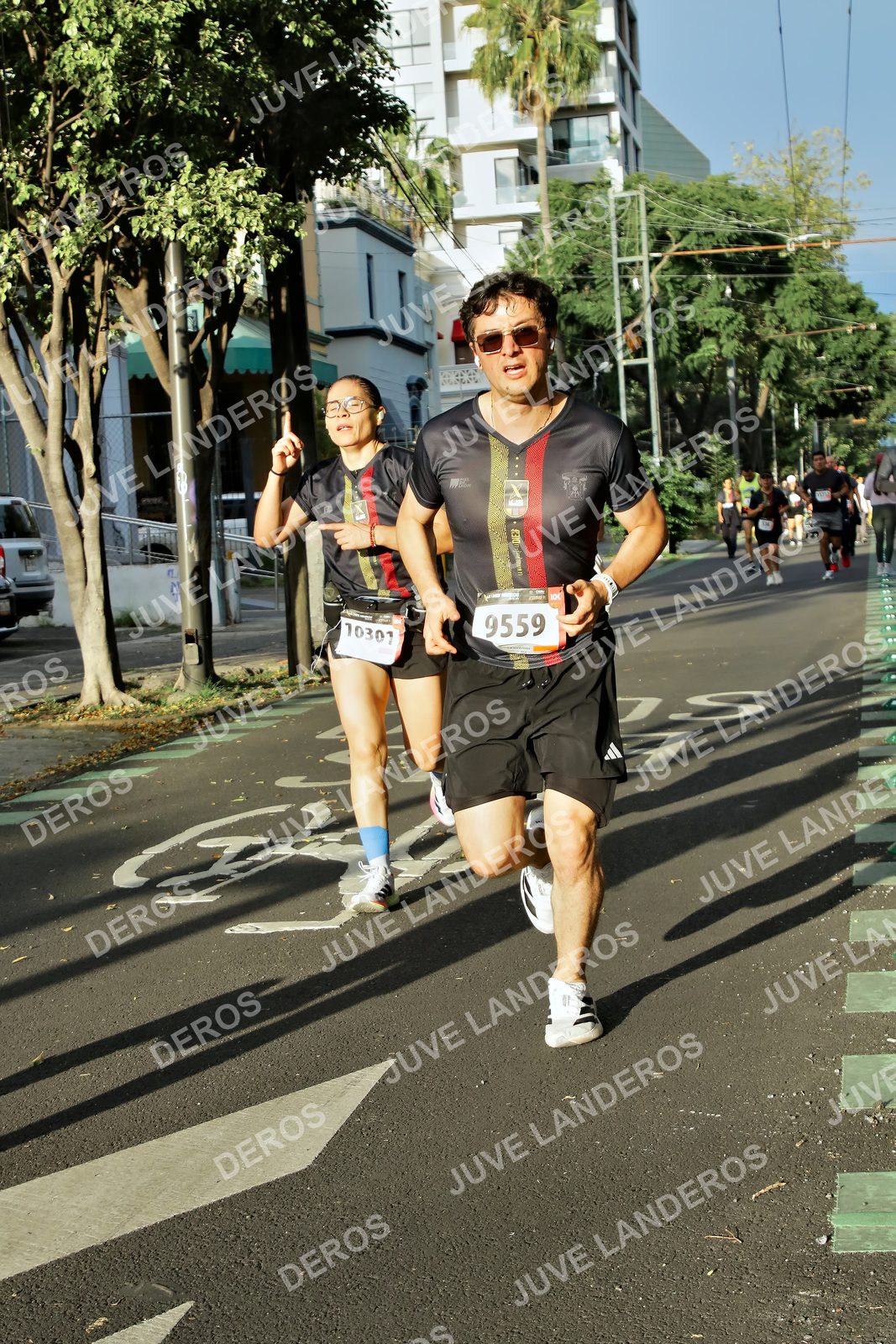 Foto de la X Carrera Leones Negros Red Cola 2026 en Rectoría General de la UdeG, Av. Juárez 976 (meta en Av. Enrique Díaz de León y Pedro Moreno), Guadalajara a las 07:44 · dorsal 9559, 10301