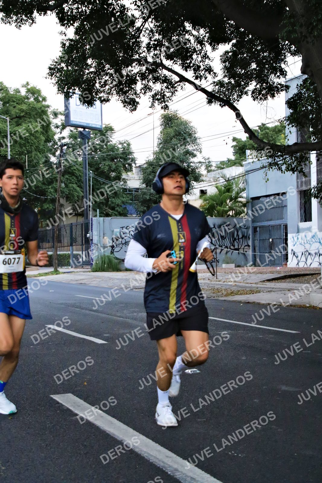 Foto de la X Carrera Leones Negros Red Cola 2026 en Rectoría General de la UdeG, Av. Juárez 976 (meta en Av. Enrique Díaz de León y Pedro Moreno), Guadalajara a las 04:56 · dorsal 6077