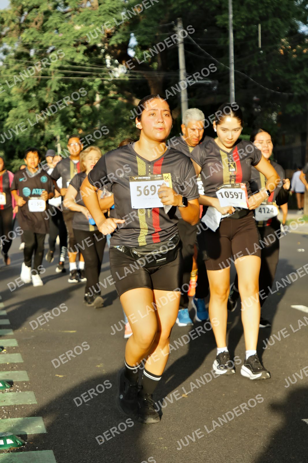 Foto de la X Carrera Leones Negros Red Cola 2026 en Rectoría General de la UdeG, Av. Juárez 976 (meta en Av. Enrique Díaz de León y Pedro Moreno), Guadalajara a las 07:32 · dorsal 4124, 569, 10597