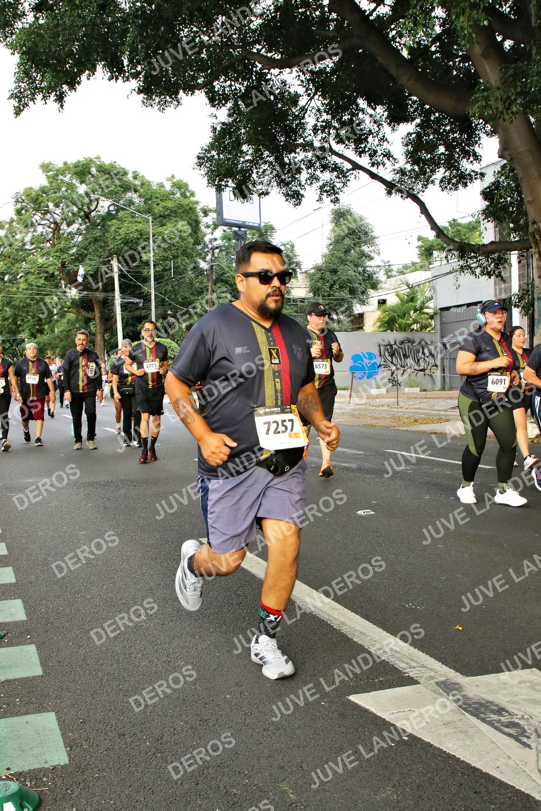 Foto de la X Carrera Leones Negros Red Cola 2026 en Rectoría General de la UdeG, Av. Juárez 976 (meta en Av. Enrique Díaz de León y Pedro Moreno), Guadalajara a las 07:20 · dorsal 6091, 7257, 6573