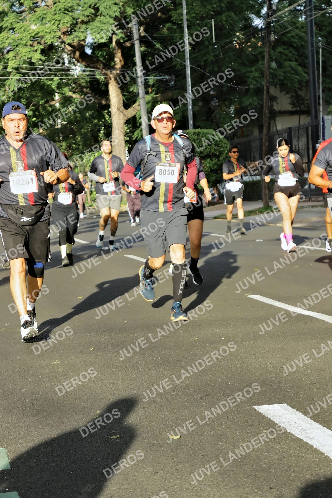 Foto de la X Carrera Leones Negros Red Cola 2026 en Rectoría General de la UdeG, Av. Juárez 976 (meta en Av. Enrique Díaz de León y Pedro Moreno), Guadalajara a las 07:55 · dorsal 8050, 10261, 658