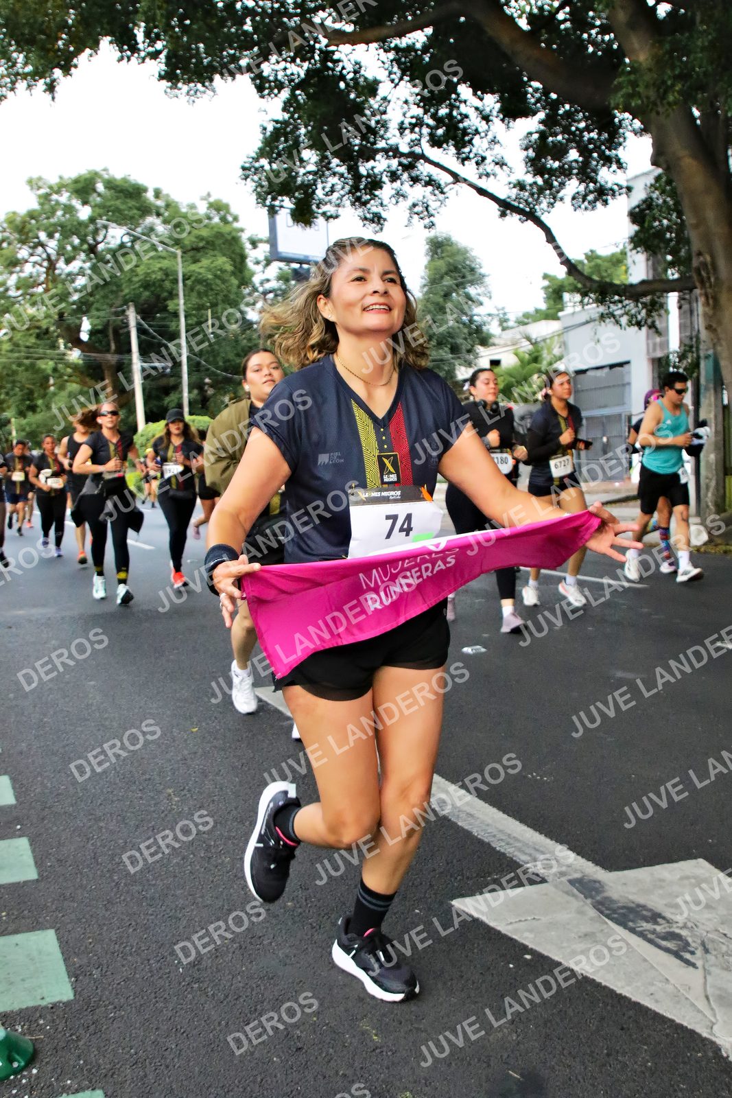 Foto de la X Carrera Leones Negros Red Cola 2026 en Rectoría General de la UdeG, Av. Juárez 976 (meta en Av. Enrique Díaz de León y Pedro Moreno), Guadalajara a las 05:09 · dorsal 74, 6727, 180